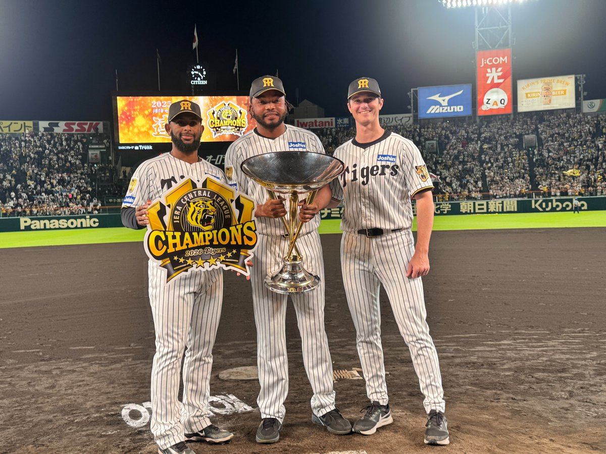 TigersDreamlink's tweet photo. 本日行われた優勝セレモニー後の写真撮影！② https://t.co/gZ6PtBCP1c