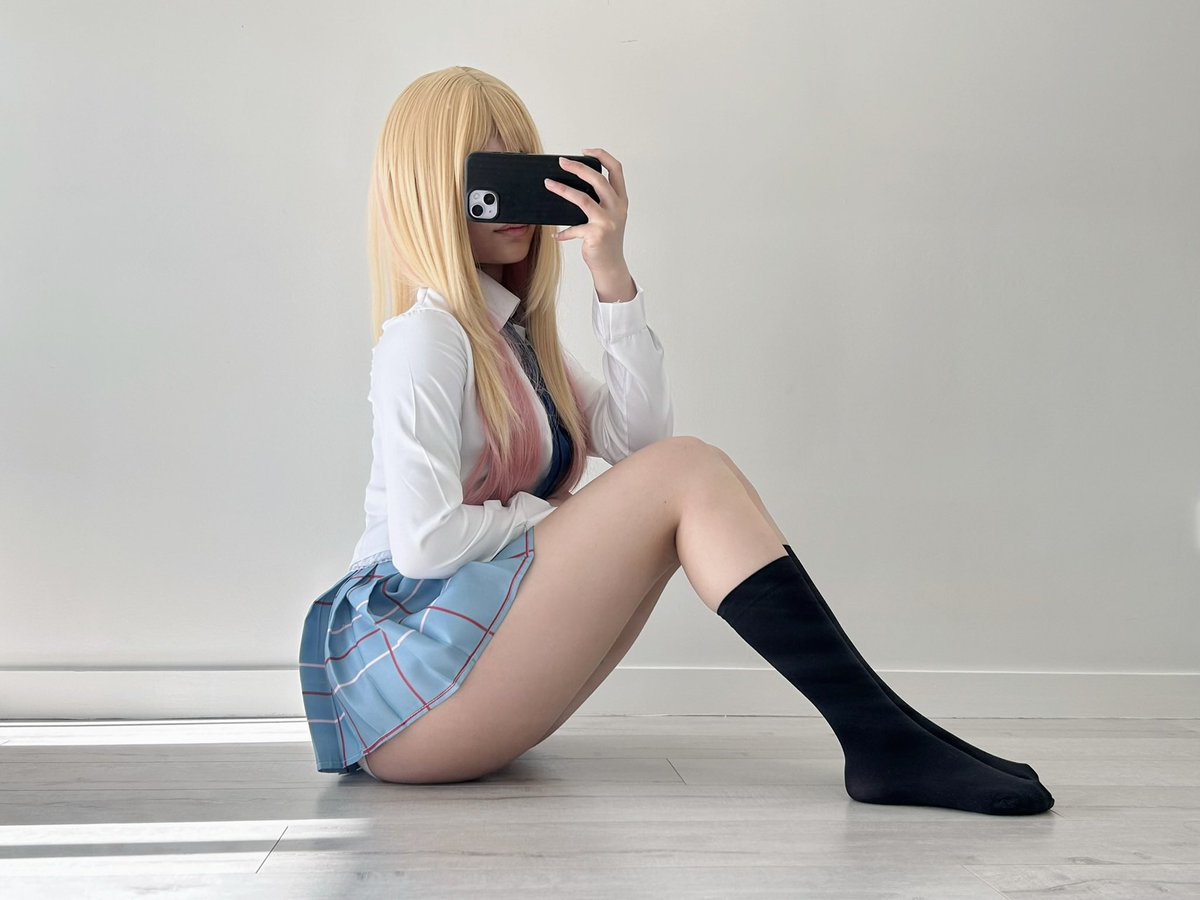 5nnabelle's tweet photo. anime n chill? https://t.co/WwMVsYnboH