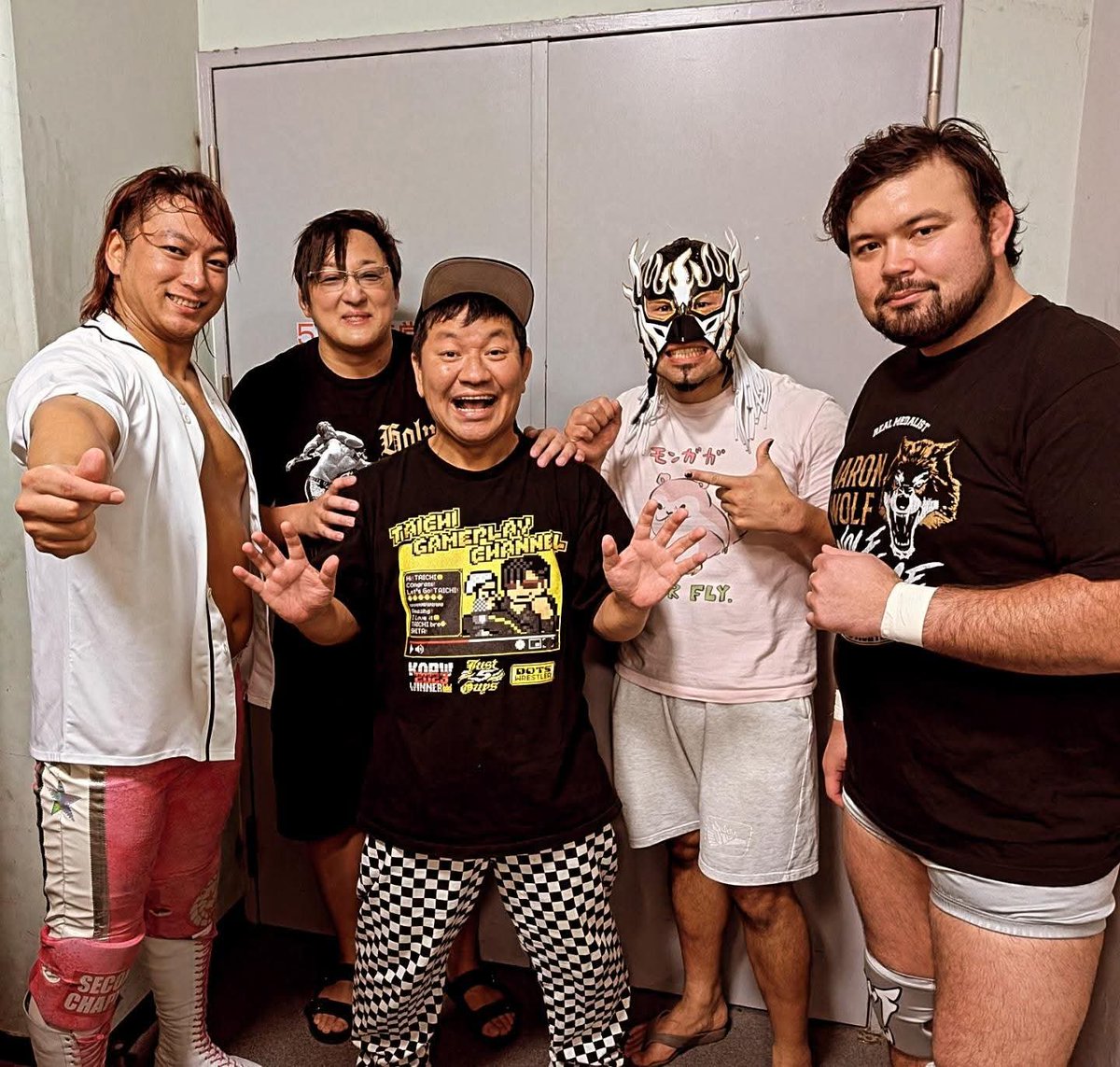 ooshirofumiaki's tweet photo. 新日本プロレス
後楽園ホール
最高でした

何で
皆さんと
写真撮ったのかは
おぼえてません！！！

とにかく
皆さん
僕の事
知っててくれてて
ありがとうございます

タイチ選手
エル・デスペラード選手
��野翔太選手
ウルフアロン選手

BGM
SiM 「PLAY DEAD」 https://t.co/JMNgCEBKzp