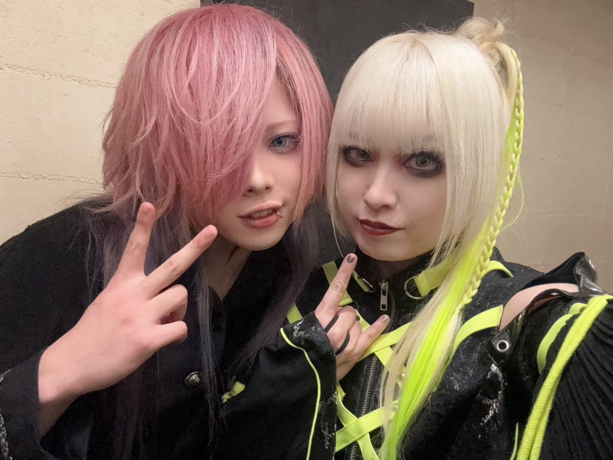 yukarishirock's tweet photo. 前に黑猫とニーチェの出順が続きのイベントが連続であって、トラブルやら助け合いやらでおーる。君と仲良くなったのが、このツーマンやろうってなったキッカケ🐈‍⬛
寂しいけど、ベース仲間としてこれからも宜しくやで🔥
明日みんなsomaへ集合！ https://t.co/YX3CZTm6EC