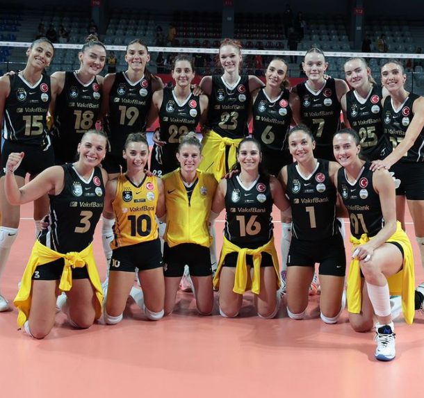 leylaasalman's tweet photo. Son dönemdeki form durumumuza baktığımızda takımın hücum çeşitliliği ve pasörün dağılımı rakip blokları adeta felç ediyor. vakıfbank sk bu akışkan oyunu bugün sahaya yansıtırsa Eczacıbaşı'na şans tanımaz. https://t.co/mYfQ7I3oqV