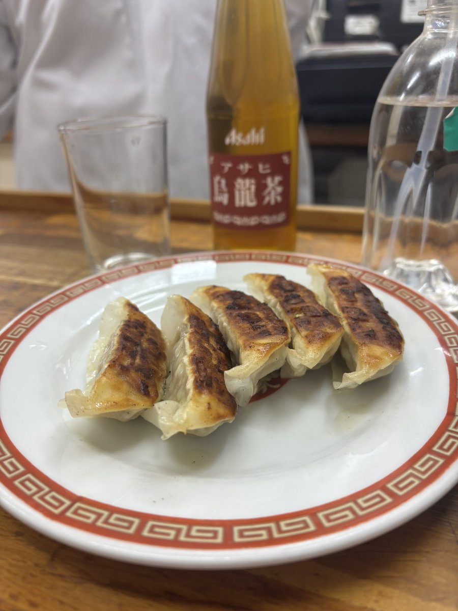 yumichanlog's tweet photo. 人生初の亀戸餃子、回転早いし美味しいし安いしで最高ー！（まさかのわんこそばスタイル🤣）絶対また行く🥹💕 #亀戸餃子 #亀戸 #亀戸グルメ #東京グルメ #kameido https://t.co/ZZqdT5TCeq