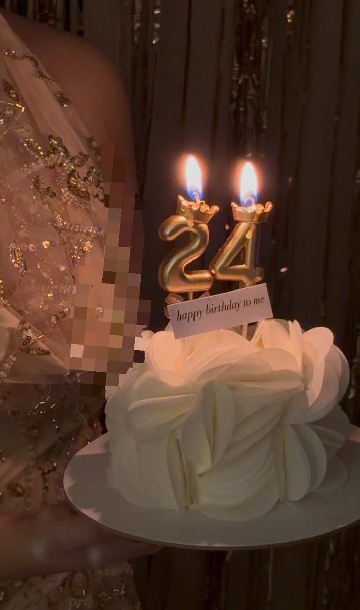 ifairybat's tweet photo. officially 24 🎂 https://t.co/VWNFAAE5ry