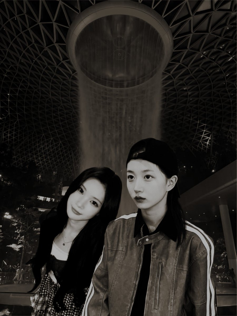 merumalini's tweet photo. ㅤ⟟  Bandara Internasional Changi, Singapura
        6 Oktober 2026

Touchdown in Singapore! Yey! Tunggu aku ya, Abang Jorj. Aku akan menjadi lucky charm-mu dan mengusir si bad luck ntuh🥹 Jangan lupakan abang-abangan yang udah kayak tukang parkir yang setia menemani ini hehe https://t.co/EunMhkRsm9