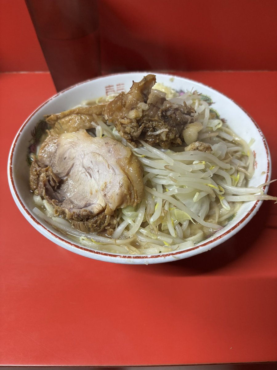 kyodai_cooking's tweet photo. ラーメン二郎京都店、入った瞬間にバイトの助手に「番号！」と怒鳴られた。しかも2回。
「床の番号に並べ」が省略されすぎてる。さすが直系二郎。
ゆめかたの方が100倍美味しかった。 https://t.co/JaUGRHTKLY
