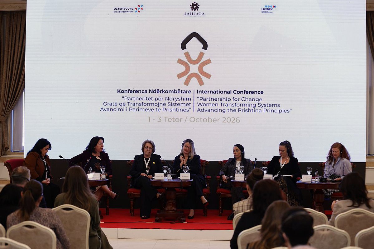 PCRCBiH's tweet photo. Prošle sedmice, na poziv bivše predsjednice Kosova 🇽🇰 Atifete Jahjage (@atifetejahjaga), učestvovali smo na međunarodnoj konferenciji „Partnerstvo za promjene: Žene transformišu sisteme – Unapređenje Prištinskih principa 2026–2035.“

Naša predsjednica, Velma Šarić (@VelmaSaric), govorila je na panelu posvećenom reparativnoj pravdi, seksualnom nasilju tokom rata (CRSV) i odgovornosti. Istakla je da se istinska pravda mora mjeriti onim što se dešava u životu preživjele osobe, a ne samo u sudnici, jer sjećanje održava istinu živom u javnom životu dugo nakon što se sudnica isprazni.

Dokumentovanje glasova preživjelih ključno je za ovaj rad. Neki od naših projekata koji se bave dokumentovanjem svjedočanstava preživjelih žrtava seksualnog nasilja i genocida nalaze se ispod!
📌 https://t.co/w2Jyjqoq0E
📌 https://t.co/IEKB287uHg
📌 https://t.co/GpHBnXMJP9

Zahvalni smo Fondaciji Jahjaga @JahjagaFdn na gostoprimstvu, kao i svim ženama liderkama i partnerima koji rade na unapređenju Prištinskih principa.