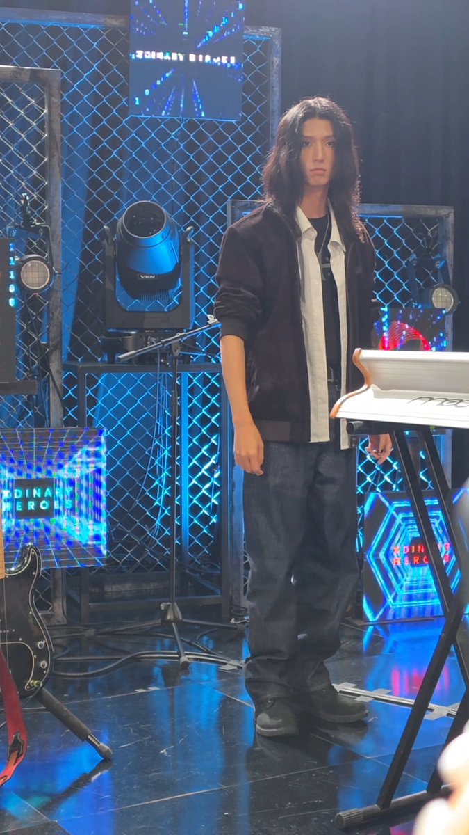 lbjtrm's tweet photo. 피크줄라는데 거치대가없어... 우뚝 🧍 
      #기타할아버지기타뺏으면그냥할아버지 https://t.co/mciOdbOHCv