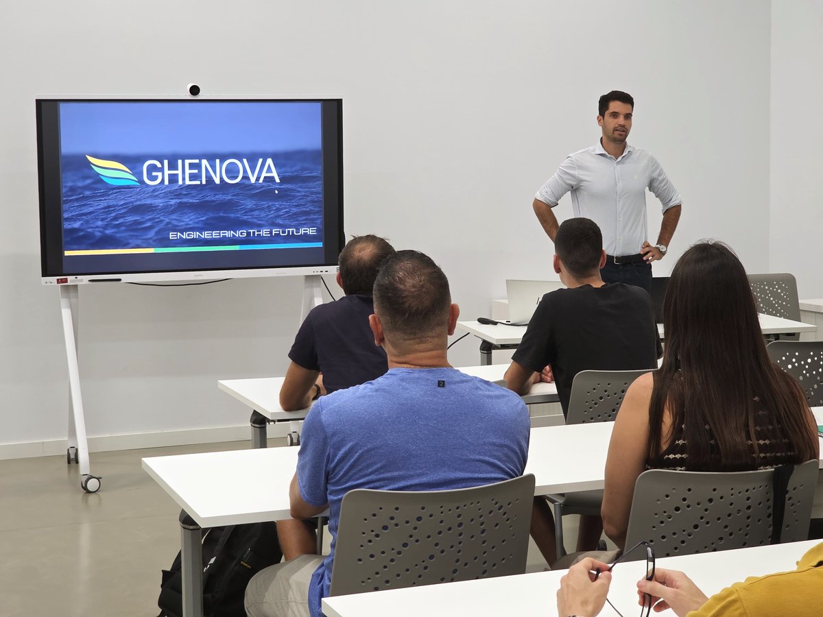 SPEGC's tweet photo. La Sociedad de Promoción Económica de Gran Canaria (SPEGC) celebró ayer junto a @GHENOVAofficial el comienzo de los dos cursos especializados que capacitarán, durante este mes, a 35 técnicos de Formación Profesional e ingenieros en el sector tecnológico naval🚢

🎯 Tras finalizar esta formación gratuita, los participantes conseguirán que su perfil esté adaptado y especializado al sector naval en la isla, lo que mejorará directamente su empleabilidad e incrementará sus posibilidades de incorporación a un sector con alta demanda de profesionales

💡El programa ha sido diseñado junto a la multinacional Ghenova y se enmarca en un contexto de crecimiento de la empresa, que prevé crear 40 nuevos puestos de trabajo durante este año. Además de los docentes profesionales de Ghenova 🗣️ los participantes en la formación también contarán con profesores profesionales en activo del sector naval y del departamento de Ingeniería Naval de la Universidad de Las Palmas de Gran Canaria (ULPGC)👨‍🏫

La empresa Ghenova está instalada en el Centro de Innovación Marino Marítimo📍gestionado por la SPEGC, donde ya se ubican otras empresas vinculadas a la tecnología del sector marítimo y portuario ⚓️ y donde tiene previsto desarrollar un importante plan de crecimiento, al que sirven los programas formativos mencionados.

Esta línea de trabajo se enmarca en la iniciativa TECNOVA de la SPEGC, que persigue acercar a los profesionales canarios a la demanda de empresas innovadoras que demandan perfiles con una cualificación específica para acceder a las ofertas de empresas tecnológicas🚀  

ℹ️ Conoce más sobre esta iniciativa: https://t.co/XZcKHRcbTP
