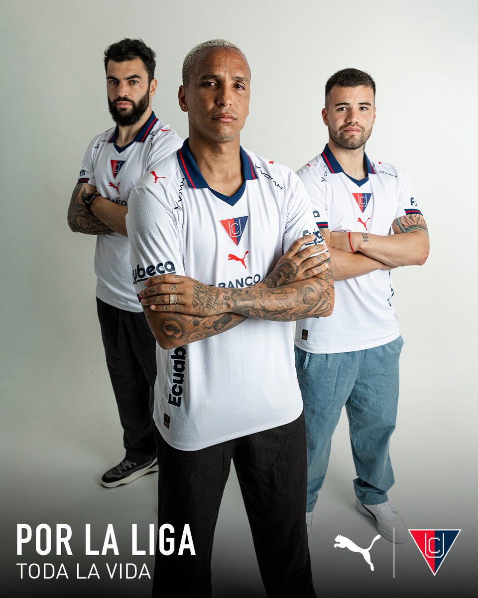 EleteTSC's tweet photo. 🇪🇨⚪️ Liga de Quito (@LDU_Oficial) presenta la camiseta @pumafootball por sus 108 años.

Base blanca con vivos azules y rojos, cuello polo y escudo retro. Logos centrados y sellos de identidad sobre la nuca y zona baja. https://t.co/xKX2z2foBC