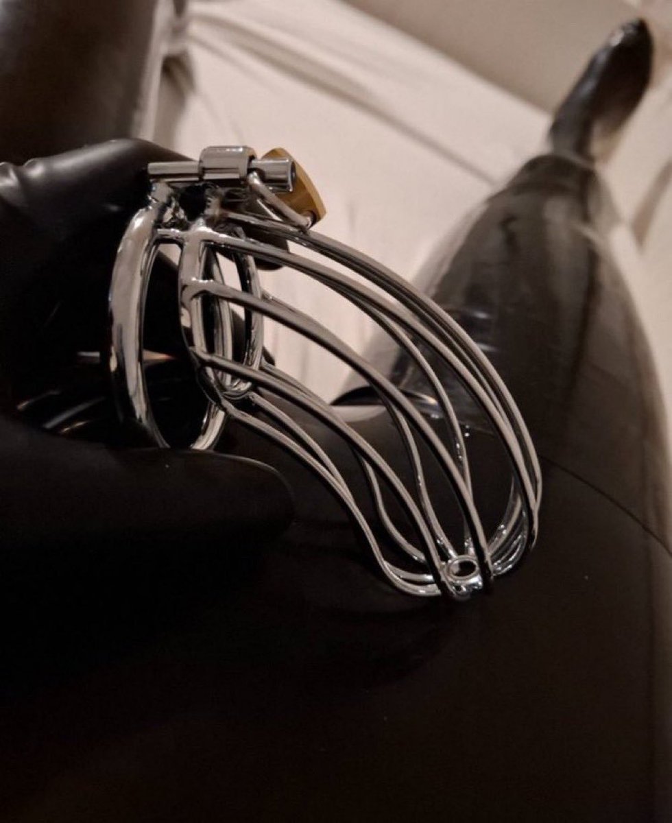 Goddess_may64's tweet photo. Do you find the KG too big or just right?  
😈🔑  

#locktober #chastity #keuschheit #sklave #latex https://t.co/cnZtxXvrAv