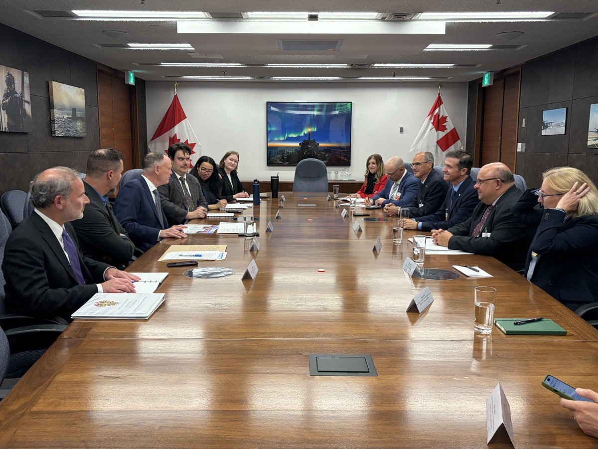FCM_online's tweet photo. Strong and adequately funded local governments are the foundation of Canada’s defence readiness.

Our thanks to Minister of National Defence, @DavidMcGuinty, for having this important discussion with FCM leaders, including Defence Task Force Co-Chair @glenn_conny, in Ottawa. We look forward to continued work together.

#CDNMuni #cdnpoli