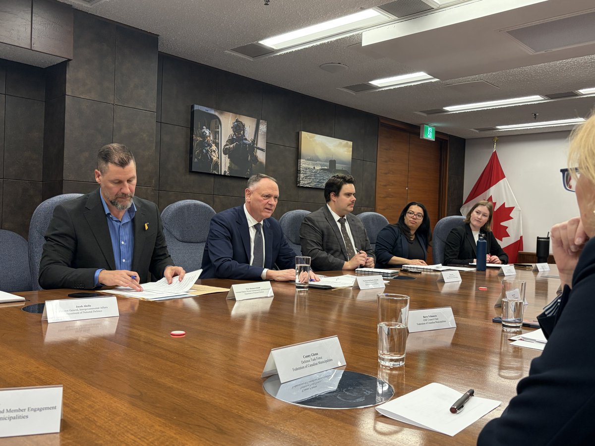 FCM_online's tweet photo. Strong and adequately funded local governments are the foundation of Canada’s defence readiness.

Our thanks to Minister of National Defence, @DavidMcGuinty, for having this important discussion with FCM leaders, including Defence Task Force Co-Chair @glenn_conny, in Ottawa. We look forward to continued work together.

#CDNMuni #cdnpoli