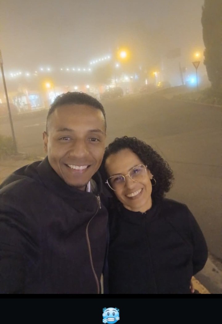 sandra_fal59015's tweet photo. Minha maninha caçula e meu cunhado conhecendo Gramado no Sul do Brasil! Meu cunhado ganhou a viagem devido ao bom desempenho no trabalho. Estão muito felizes! É a primeira vez que voam em um avião ✈️ 🤭✨️Eu também só voei uma vez de avião,  quando também ganhei um prêmio no trabalho,  só que fui para Curitiba,  também no Sul do Brasil! Lindo lugar! Muitas flores e parques. Muito feliz por eles! Trabalham muito!