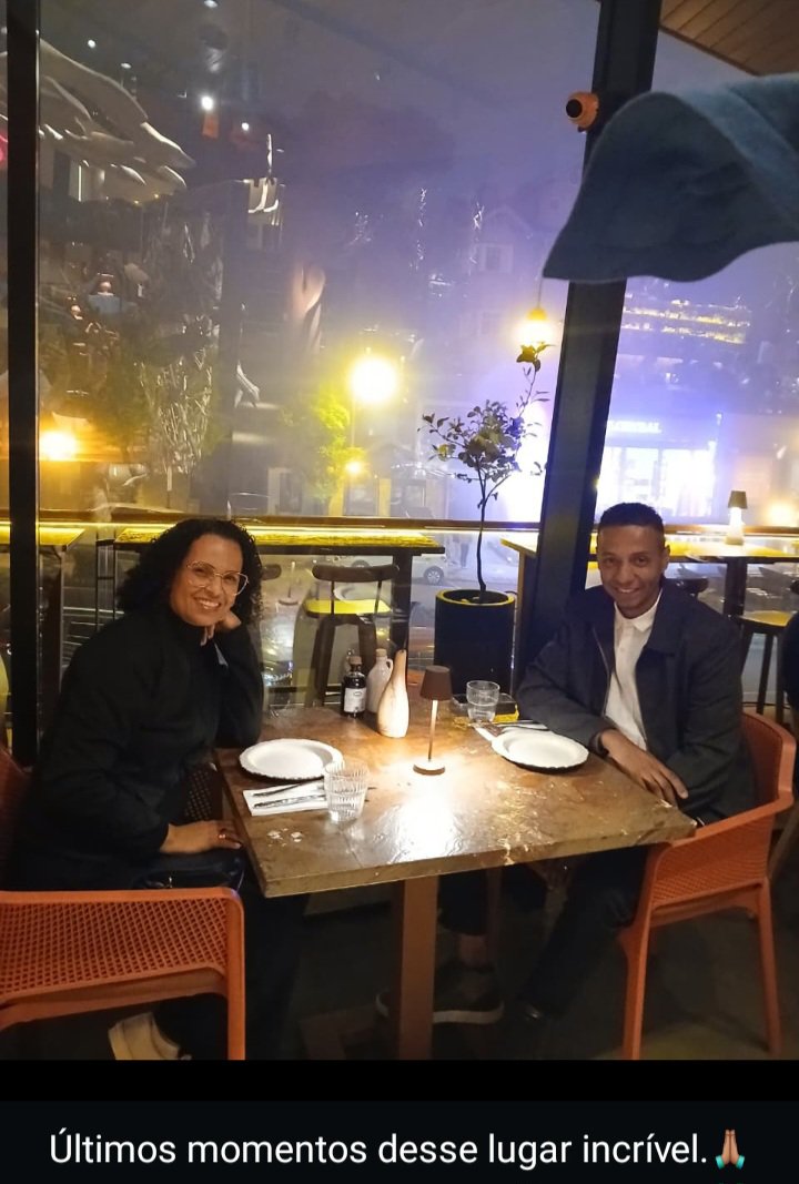 sandra_fal59015's tweet photo. Minha maninha caçula e meu cunhado conhecendo Gramado no Sul do Brasil! Meu cunhado ganhou a viagem devido ao bom desempenho no trabalho. Estão muito felizes! É a primeira vez que voam em um avião ✈️ 🤭✨️Eu também só voei uma vez de avião,  quando também ganhei um prêmio no trabalho,  só que fui para Curitiba,  também no Sul do Brasil! Lindo lugar! Muitas flores e parques. Muito feliz por eles! Trabalham muito!
