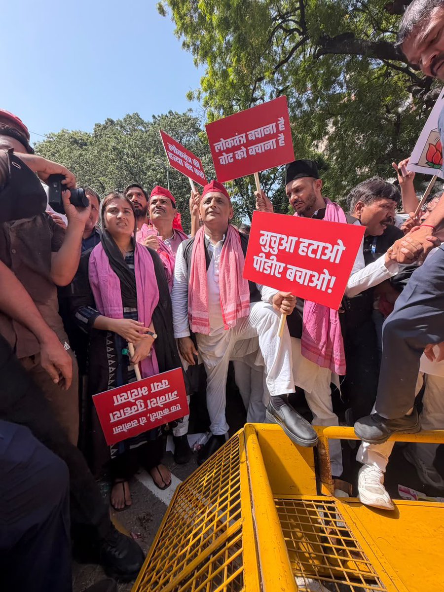 samajwadiparty's tweet photo. समाजवादी पार्टी, उत्तर प्रदेश
19, विक्रमादित्य मार्ग, लखनऊ
    प्रकाशन/प्रसारण हेतु-    दिनांकः 06.10.2026  
    मुख्य चुनाव आयुक्त ज्ञानेश कुमार के खिलाफ मंगलवार को दिल्ली में इण्डिया ब्लॉक के नेताओं ने जोरदार प्रदर्शन किया। संसद के मकर द्वार से निर्वाचन आयोग मुख्यालय की ओर निकाले गए मार्च को पुलिस ने बीच रास्ते में रोक दिया। इसके बाद समाजवादी पार्टी के राष्ट्रीय अध्यक्ष एवं पूर्व मुख्यमंत्री श्री अखिलेश यादव समेत समाजवादी पार्टी के सभी सांसदों और विपक्ष के नेताओं को हिरासत में ले लिया
    विपक्षी दलों का  प्रदर्शन मतदाता सूची के विशेष गहन पुनरीक्षण  और चुनाव प्रक्रिया मे धांधली के खिलाफ था. पूरा विपक्ष मुख्य चुनाव आयुक्त ज्ञानेश कुमार के इस्तीफे की मांग कर रहा है। मार्च के दौरान दिल्ली पुलिस द्वारा  रोके जाने के बाद विपक्षी सांसद सड़क पर बैठ गए और धरना दिया।  इसके बाद पुलिस ने श्री अखिलेश यादव समेत सभी विपक्षी नेताओं को  हिरासत में लिया।
    श्री अखिलेश यादव ने कहा कि जो देश की खातिर लड़ते हैं वो गिरफ्तारी से नहीं डरते है। उन्होंने कहा कि भाजपा ही सीईसी है। देश का एकमत है मुख्य चुनाव आयुक्त त्यागपत्र दें।
    श्री यादव ने कहा कि वन-नेशन, वन-इलेक्शन की थोथी बात करने वालों का असली मंसूबा और ‘चंडीगढ़ी चाल’ ये है कि एक बार में ही चुनाव कराकर सब निपटा दो, बार-बार घपला करने की जरूरत ही न पड़े। घपला-घोटाला जितनी कम बार होगा, पकड़े जाने की आशंका भी उतनी ही कम होगी।
    श्री अखिलेश यादव ने कहा कि दरअसल वन नेशन वन इलेक्शन की जगह, इन भाजपाइयों को कहना चाहिए वन करप्शन, वन  इलेक्शन। मतलब अब केवल एक और बार ही चुनाव करवाने की साजिश है, फिर कभी चुनाव होगा ही नहीं।
            (राजेन्द्र चौधरी)
              मुख्य प्रवक्ता