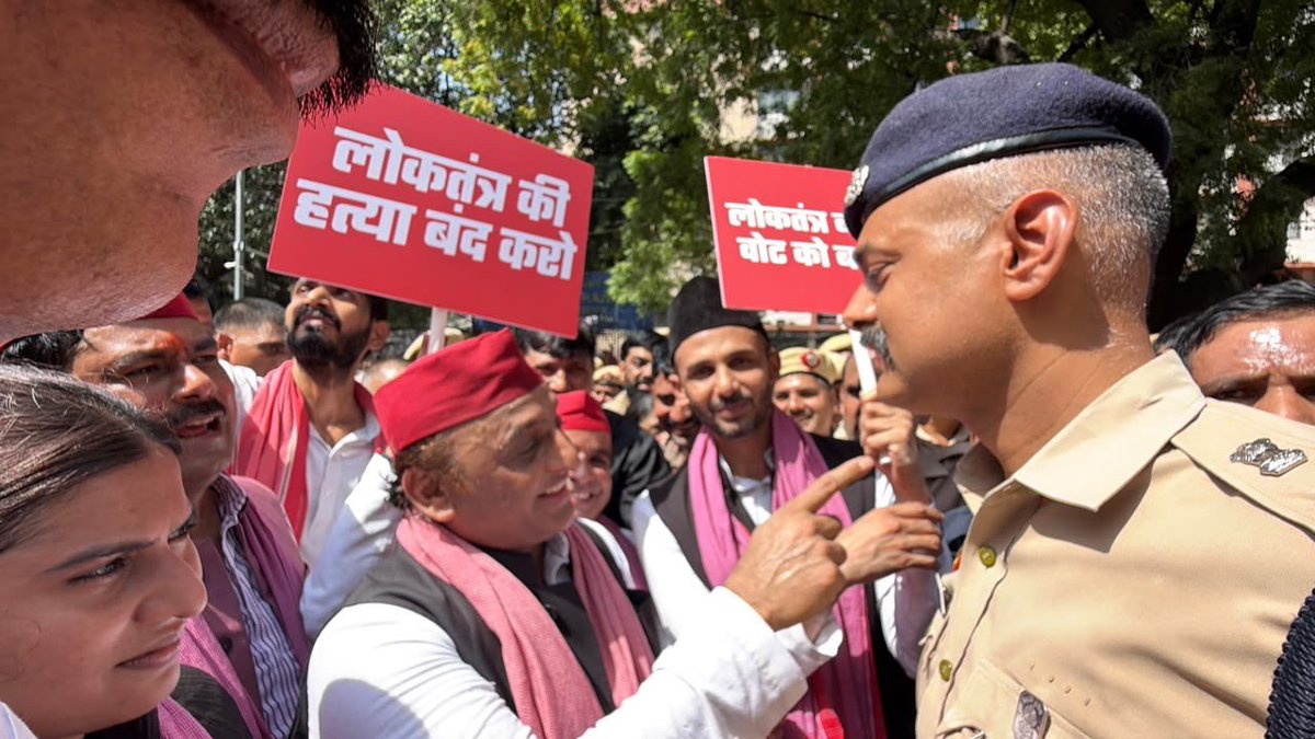samajwadiparty's tweet photo. समाजवादी पार्टी, उत्तर प्रदेश
19, विक्रमादित्य मार्ग, लखनऊ
    प्रकाशन/प्रसारण हेतु-    दिनांकः 06.10.2026  
    मुख्य चुनाव आयुक्त ज्ञानेश कुमार के खिलाफ मंगलवार को दिल्ली में इण्डिया ब्लॉक के नेताओं ने जोरदार प्रदर्शन किया। संसद के मकर द्वार से निर्वाचन आयोग मुख्यालय की ओर निकाले गए मार्च को पुलिस ने बीच रास्ते में रोक दिया। इसके बाद समाजवादी पार्टी के राष्ट्रीय अध्यक्ष एवं पूर्व मुख्यमंत्री श्री अखिलेश यादव समेत समाजवादी पार्टी के सभी सांसदों और विपक्ष के नेताओं को हिरासत में ले लिया
    विपक्षी दलों का  प्रदर्शन मतदाता सूची के विशेष गहन पुनरीक्षण  और चुनाव प्रक्रिया मे धांधली के खिलाफ था. पूरा विपक्ष मुख्य चुनाव आयुक्त ज्ञानेश कुमार के इस्तीफे की मांग कर रहा है। मार्च के दौरान दिल्ली पुलिस द्वारा  रोके जाने के बाद विपक्षी सांसद सड़क पर बैठ गए और धरना दिया।  इसके बाद पुलिस ने श्री अखिलेश यादव समेत सभी विपक्षी नेताओं को  हिरासत में लिया।
    श्री अखिलेश यादव ने कहा कि जो देश की खातिर लड़ते हैं वो गिरफ्तारी से नहीं डरते है। उन्होंने कहा कि भाजपा ही सीईसी है। देश का एकमत है मुख्य चुनाव आयुक्त त्यागपत्र दें।
    श्री यादव ने कहा कि वन-नेशन, वन-इलेक्शन की थोथी बात करने वालों का असली मंसूबा और ‘चंडीगढ़ी चाल’ ये है कि एक बार में ही चुनाव कराकर सब निपटा दो, बार-बार घपला करने की जरूरत ही न पड़े। घपला-घोटाला जितनी कम बार होगा, पकड़े जाने की आशंका भी उतनी ही कम होगी।
    श्री अखिलेश यादव ने कहा कि दरअसल वन नेशन वन इलेक्शन की जगह, इन भाजपाइयों को कहना चाहिए वन करप्शन, वन  इलेक्शन। मतलब अब केवल एक और बार ही चुनाव करवाने की साजिश है, फिर कभी चुनाव होगा ही नहीं।
            (राजेन्द्र चौधरी)
              मुख्य प्रवक्ता