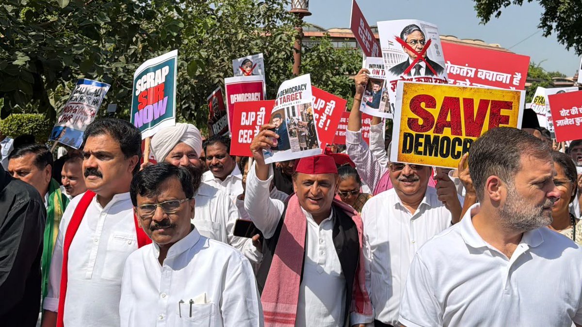 samajwadiparty's tweet photo. समाजवादी पार्टी, उत्तर प्रदेश
19, विक्रमादित्य मार्ग, लखनऊ
    प्रकाशन/प्रसारण हेतु-    दिनांकः 06.10.2026  
    मुख्य चुनाव आयुक्त ज्ञानेश कुमार के खिलाफ मंगलवार को दिल्ली में इण्डिया ब्लॉक के नेताओं ने जोरदार प्रदर्शन किया। संसद के मकर द्वार से निर्वाचन आयोग मुख्यालय की ओर निकाले गए मार्च को पुलिस ने बीच रास्ते में रोक दिया। इसके बाद समाजवादी पार्टी के राष्ट्रीय अध्यक्ष एवं पूर्व मुख्यमंत्री श्री अखिलेश यादव समेत समाजवादी पार्टी के सभी सांसदों और विपक्ष के नेताओं को हिरासत में ले लिया
    विपक्षी दलों का  प्रदर्शन मतदाता सूची के विशेष गहन पुनरीक्षण  और चुनाव प्रक्रिया मे धांधली के खिलाफ था. पूरा विपक्ष मुख्य चुनाव आयुक्त ज्ञानेश कुमार के इस्तीफे की मांग कर रहा है। मार्च के दौरान दिल्ली पुलिस द्वारा  रोके जाने के बाद विपक्षी सांसद सड़क पर बैठ गए और धरना दिया।  इसके बाद पुलिस ने श्री अखिलेश यादव समेत सभी विपक्षी नेताओं को  हिरासत में लिया।
    श्री अखिलेश यादव ने कहा कि जो देश की खातिर लड़ते हैं वो गिरफ्तारी से नहीं डरते है। उन्होंने कहा कि भाजपा ही सीईसी है। देश का एकमत है मुख्य चुनाव आयुक्त त्यागपत्र दें।
    श्री यादव ने कहा कि वन-नेशन, वन-इलेक्शन की थोथी बात करने वालों का असली मंसूबा और ‘चंडीगढ़ी चाल’ ये है कि एक बार में ही चुनाव कराकर सब निपटा दो, बार-बार घपला करने की जरूरत ही न पड़े। घपला-घोटाला जितनी कम बार होगा, पकड़े जाने की आशंका भी उतनी ही कम होगी।
    श्री अखिलेश यादव ने कहा कि दरअसल वन नेशन वन इलेक्शन की जगह, इन भाजपाइयों को कहना चाहिए वन करप्शन, वन  इलेक्शन। मतलब अब केवल एक और बार ही चुनाव करवाने की साजिश है, फिर कभी चुनाव होगा ही नहीं।
            (राजेन्द्र चौधरी)
              मुख्य प्रवक्ता