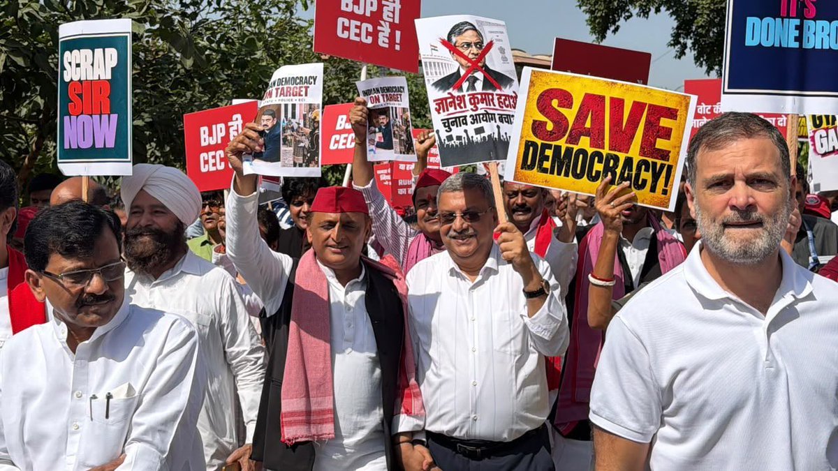 samajwadiparty's tweet photo. समाजवादी पार्टी, उत्तर प्रदेश
19, विक्रमादित्य मार्ग, लखनऊ
    प्रकाशन/प्रसारण हेतु-    दिनांकः 06.10.2026  
    मुख्य चुनाव आयुक्त ज्ञानेश कुमार के खिलाफ मंगलवार को दिल्ली में इण्डिया ब्लॉक के नेताओं ने जोरदार प्रदर्शन किया। संसद के मकर द्वार से निर्वाचन आयोग मुख्यालय की ओर निकाले गए मार्च को पुलिस ने बीच रास्ते में रोक दिया। इसके बाद समाजवादी पार्टी के राष्ट्रीय अध्यक्ष एवं पूर्व मुख्यमंत्री श्री अखिलेश यादव समेत समाजवादी पार्टी के सभी सांसदों और विपक्ष के नेताओं को हिरासत में ले लिया
    विपक्षी दलों का  प्रदर्शन मतदाता सूची के विशेष गहन पुनरीक्षण  और चुनाव प्रक्रिया मे धांधली के खिलाफ था. पूरा विपक्ष मुख्य चुनाव आयुक्त ज्ञानेश कुमार के इस्तीफे की मांग कर रहा है। मार्च के दौरान दिल्ली पुलिस द्वारा  रोके जाने के बाद विपक्षी सांसद सड़क पर बैठ गए और धरना दिया।  इसके बाद पुलिस ने श्री अखिलेश यादव समेत सभी विपक्षी नेताओं को  हिरासत में लिया।
    श्री अखिलेश यादव ने कहा कि जो देश की खातिर लड़ते हैं वो गिरफ्तारी से नहीं डरते है। उन्होंने कहा कि भाजपा ही सीईसी है। देश का एकमत है मुख्य चुनाव आयुक्त त्यागपत्र दें।
    श्री यादव ने कहा कि वन-नेशन, वन-इलेक्शन की थोथी बात करने वालों का असली मंसूबा और ‘चंडीगढ़ी चाल’ ये है कि एक बार में ही चुनाव कराकर सब निपटा दो, बार-बार घपला करने की जरूरत ही न पड़े। घपला-घोटाला जितनी कम बार होगा, पकड़े जाने की आशंका भी उतनी ही कम होगी।
    श्री अखिलेश यादव ने कहा कि दरअसल वन नेशन वन इलेक्शन की जगह, इन भाजपाइयों को कहना चाहिए वन करप्शन, वन  इलेक्शन। मतलब अब केवल एक और बार ही चुनाव करवाने की साजिश है, फिर कभी चुनाव होगा ही नहीं।
            (राजेन्द्र चौधरी)
              मुख्य प्रवक्ता