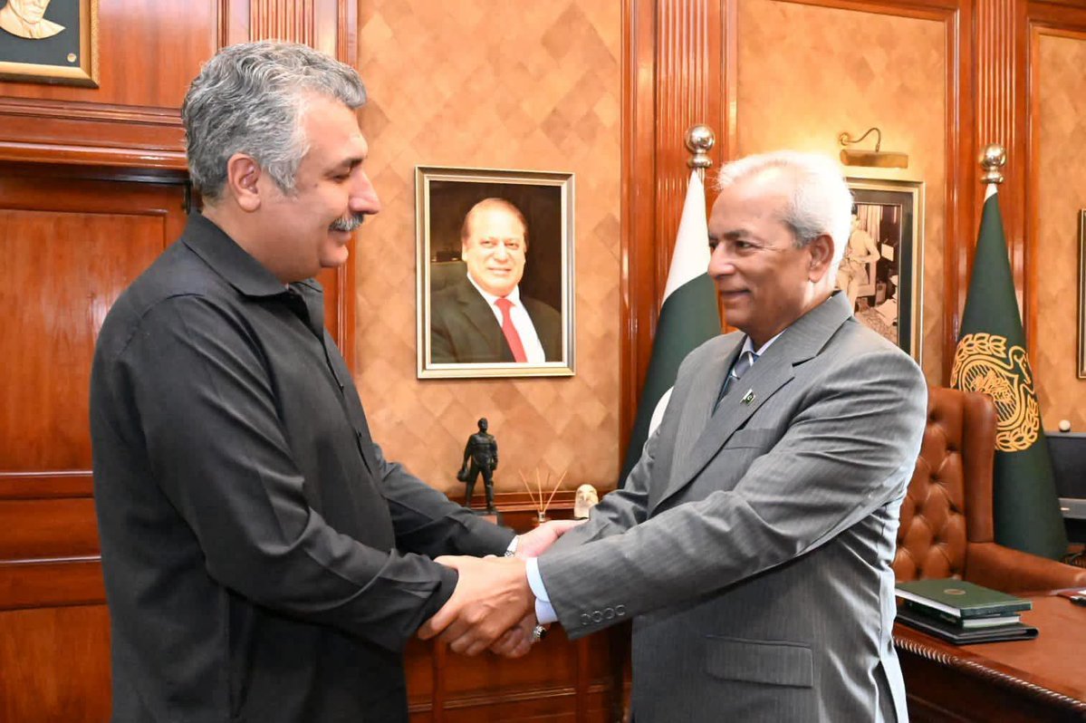 AmirHazarvi88's tweet photo. کراچی 

رکن قومی اسمبلی ملیر و چیئرمین قائمہ کمیٹی برائے اوورسیز سیـــــــــد آغا رفیع اللہ نے گورنر سندھ سید نہال ہاشمی سے گورنر ہاؤس کراچی میں ملاقات کی.
#PPP #Malir https://t.co/j2zsD7VvJM