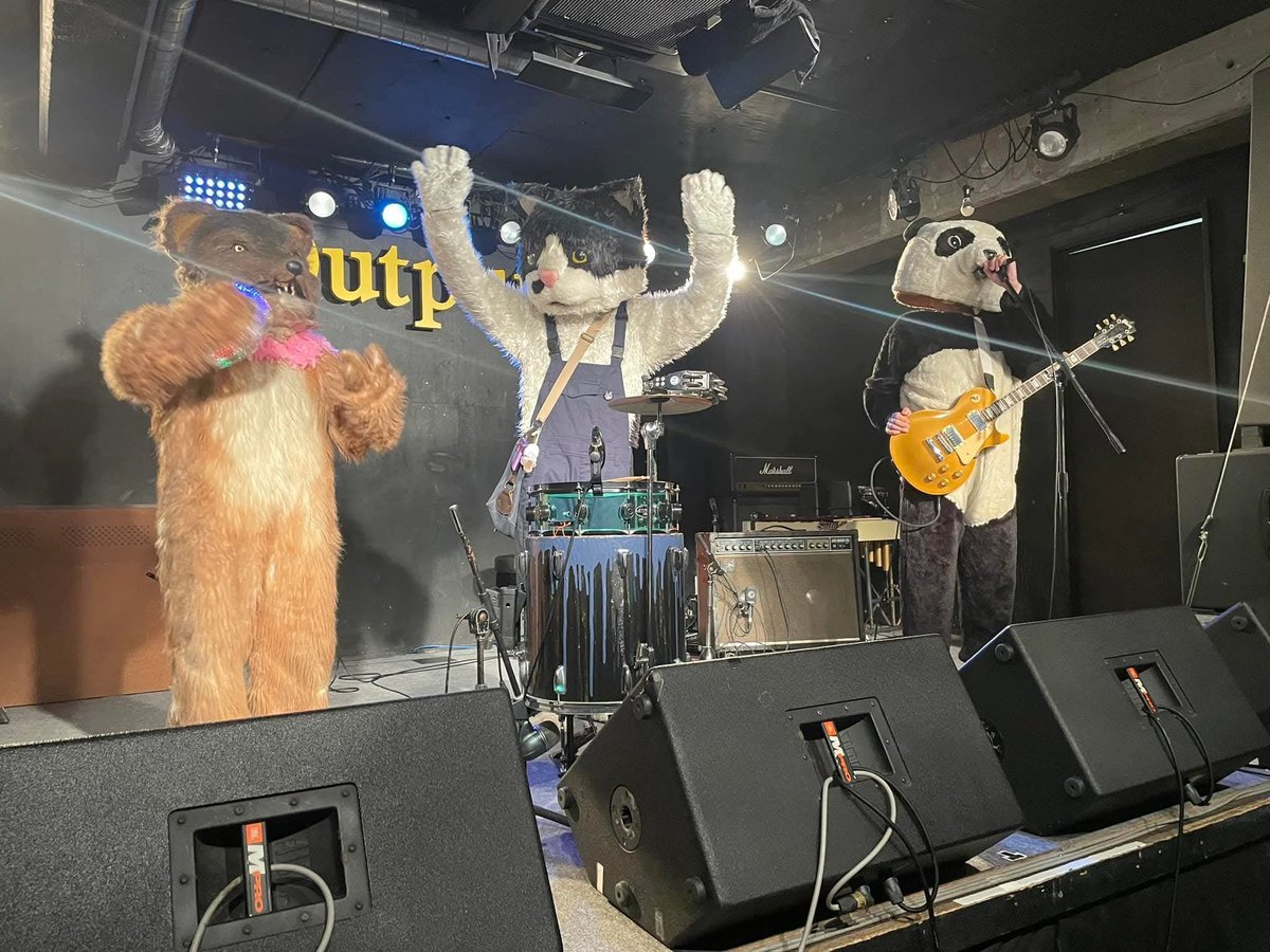 zizizi666's tweet photo. 2年前の今日！私の主催。フォロワーさんが投稿してたので写真を貰いました。コロナ禍で延期になったが2年越しに叶った最初で最後のスリーマン。ザ.ブルーハーツのレストラン、タイマーズのデイドリームビリーバーのセッションも最高でした。 https://t.co/UUsbtRJJFC