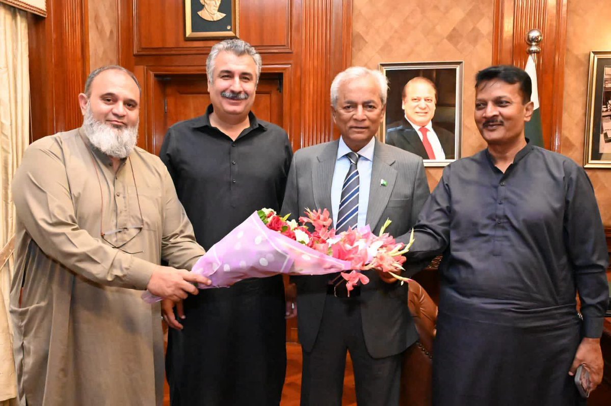 AmirHazarvi88's tweet photo. کراچی 

رکن قومی اسمبلی ملیر و چیئرمین قائمہ کمیٹی برائے اوورسیز سیـــــــــد آغا رفیع اللہ نے گورنر سندھ سید نہال ہاشمی سے گورنر ہاؤس کراچی میں ملاقات کی.
#PPP #Malir https://t.co/j2zsD7VvJM