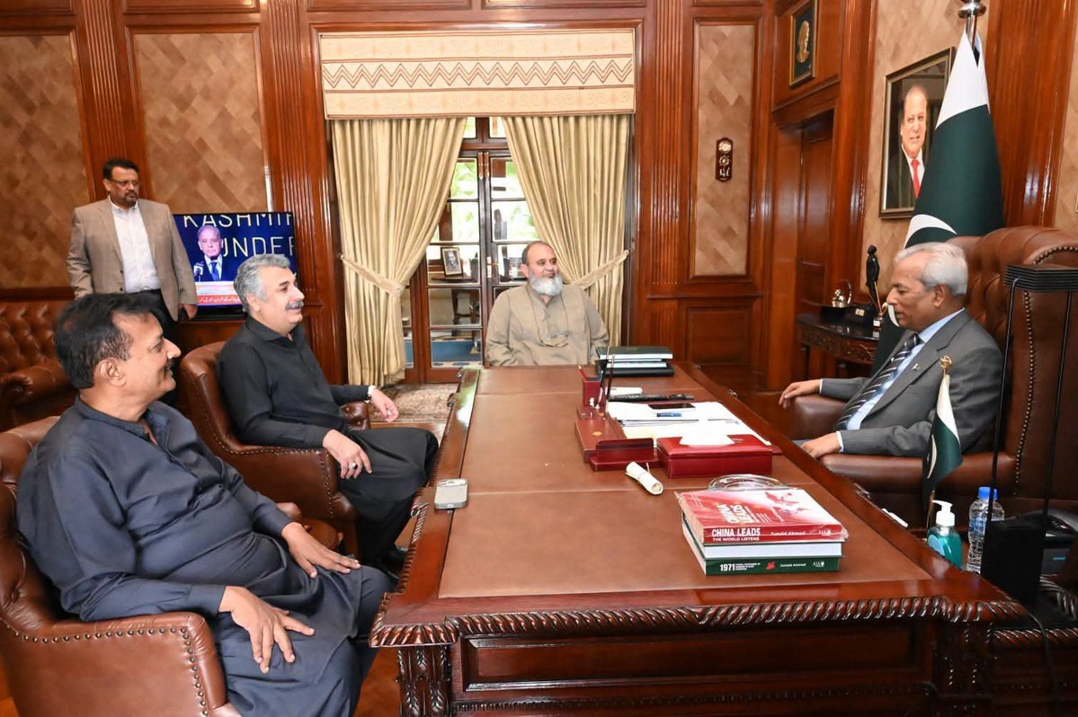 AmirHazarvi88's tweet photo. کراچی 

رکن قومی اسمبلی ملیر و چیئرمین قائمہ کمیٹی برائے اوورسیز سیـــــــــد آغا رفیع اللہ نے گورنر سندھ سید نہال ہاشمی سے گورنر ہاؤس کراچی میں ملاقات کی.
#PPP #Malir https://t.co/j2zsD7VvJM