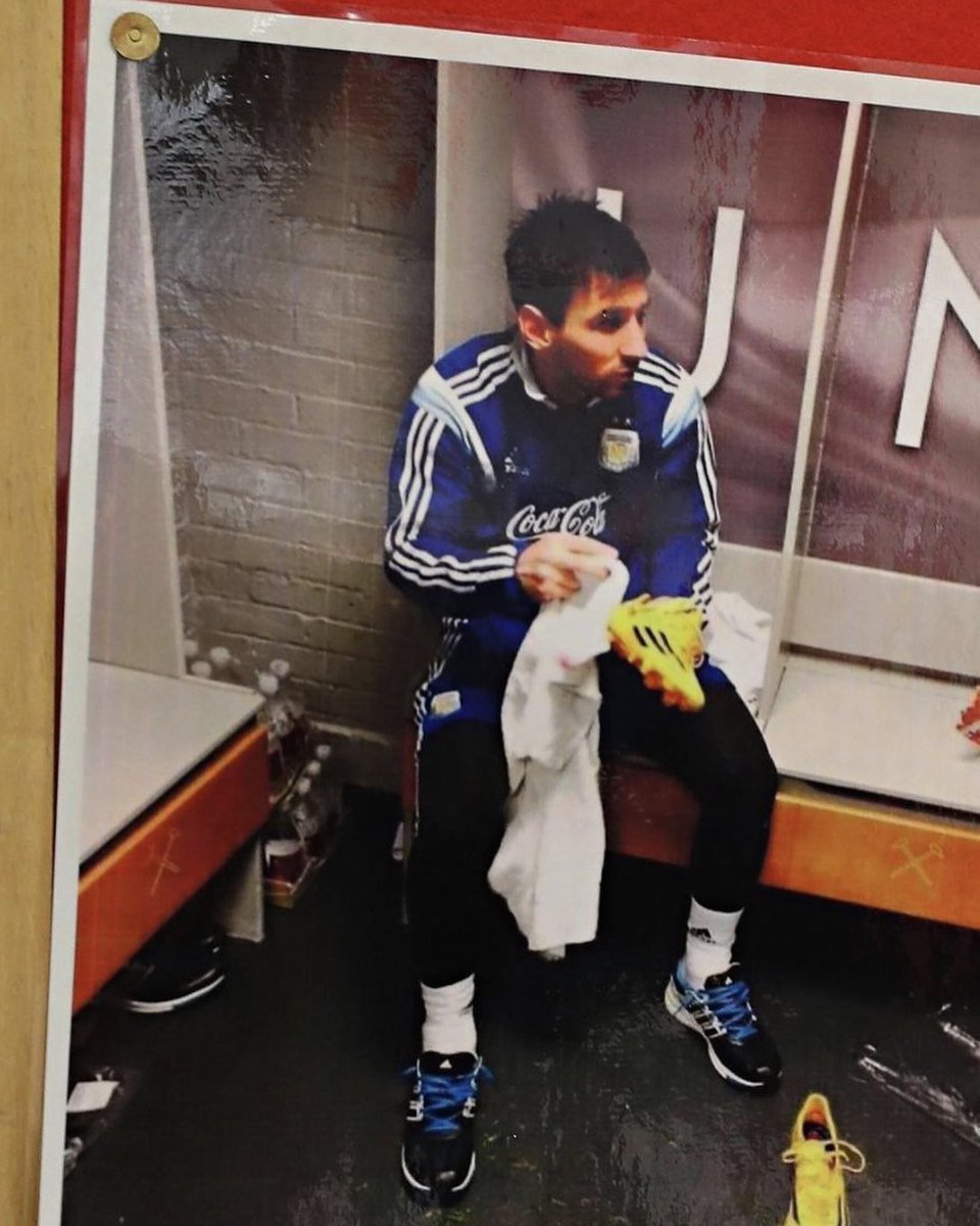 centredevils's tweet photo. 🚨🚨| Manchester United's academy changing room has a picture of Lionel Messi 𝐂𝐋𝐄𝐀𝐍𝐈𝐍𝐆 his own boots to remind the young players to always stay humble. https://t.co/GoVo1n97Hz
