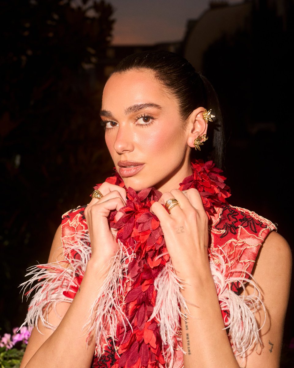 DUALIPA's tweet photo. always a good day when it's a @CHANEL day 💋 https://t.co/keoD4XmGsO