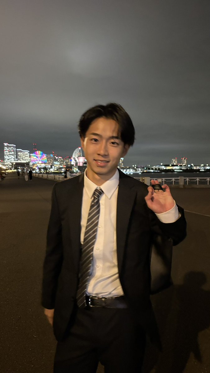 kotaro1608's tweet photo. スーツでお出かけはあり？？ https://t.co/8dbD3QPo1U
