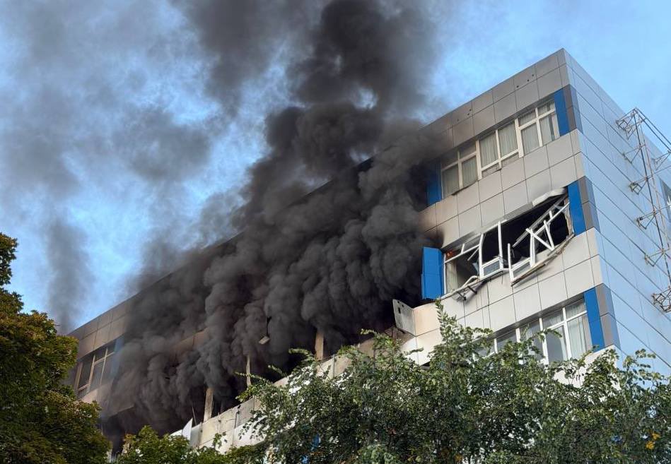 ShaunPinnerUA's tweet photo. The invaders attacked the premises of a telecommunications company in Dnipro this morning. https://t.co/1uz0F39Ztp