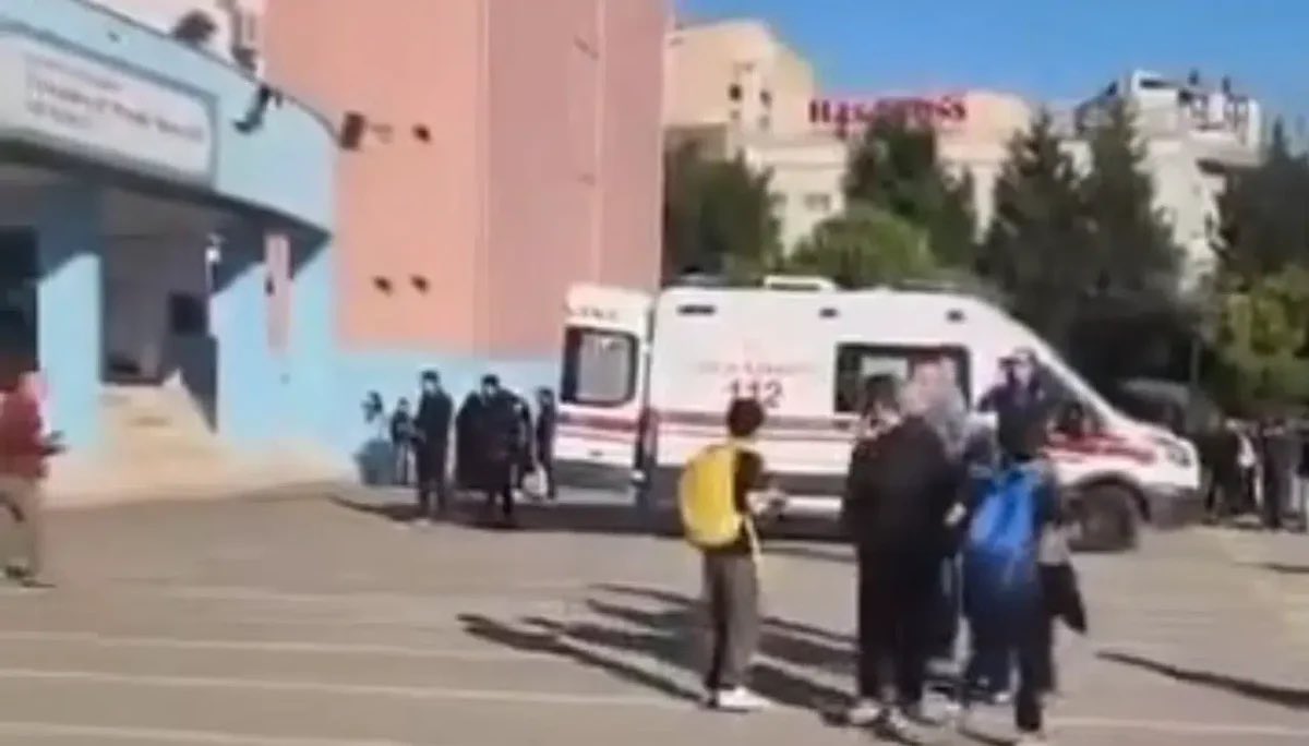 halitbekiroglu's tweet photo. YÜREĞİMİZ YANIYOR

Elleri kalem, kitap ve umut tutması gereken çocukların bıçaklarla, silahlarla anılması yüreğimizi dağlıyor. Bugün Başakşehir’de yaşanan saldırı, hepimizi derinden yaraladı.

Ders zilinin ve çocuk cıvıltılarının duyulması gereken eğitim yuvalarından korku, şiddet ve ambulans sirenlerinin yükselmesi kahrediyor bizi. Okula bulaşan kan, geleceğimize saplanan bir yaradır.

Her acı hadisenin ardından üzülüp, konuşup, sonra gündelik hayatımıza dönerek bu yarayı iyileştiremeyiz. Çocuklarımızın ne yaşadığını, neyle beslendiğini, kimi örnek aldığını ve hangi duygularla büyüdüğünü hep birlikte düşünmek zorundayız.

Maarif meselemizi bütüncül bir bakışla, bütün paydaşların katıldığı bir seferberliğe dönüştürmenin vaktidir. Eğitim, bir ya da birkaç kuruma havale edemeyeceğimiz kadar hayati bir meseledir. Ailenin, okulun, toplumun, devletin, medyanın ve dijital mecraların bu meselede sorumluluğu var. Her birimiz bulunduğumuz yerden bu sorumluluğun gereğini yerine getirmeliyiz.

Aile bağlarımızı, eğitim ortamlarımızı ve toplumsal dayanışmamızı kavileştirdikçe; çocuklarımızı dinledikçe, onlara vakit ayırdıkça ve hayatımızla örnek oldukça daha sağlam bir gelecek kurabiliriz.

Yavrularımızın kendilerini güvende hissettiği, merhameti, ahlakı ve birlikte yaşama iradesini büyüten bir iklimi hep beraber oluşturmalıyız.

Tüm çocuklar bizimdir, hepsi bize emanettir. Bu emanete sahip çıkmak, hepimizin en hayati vazifesidir...