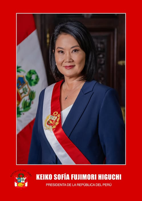 DanteBobadilla's tweet photo. Me pregunto si Verónika Mendoza colgará en su despacho el retrato oficial de la presidente de la república o el de Abimael Gumán. https://t.co/jSrzhgebES