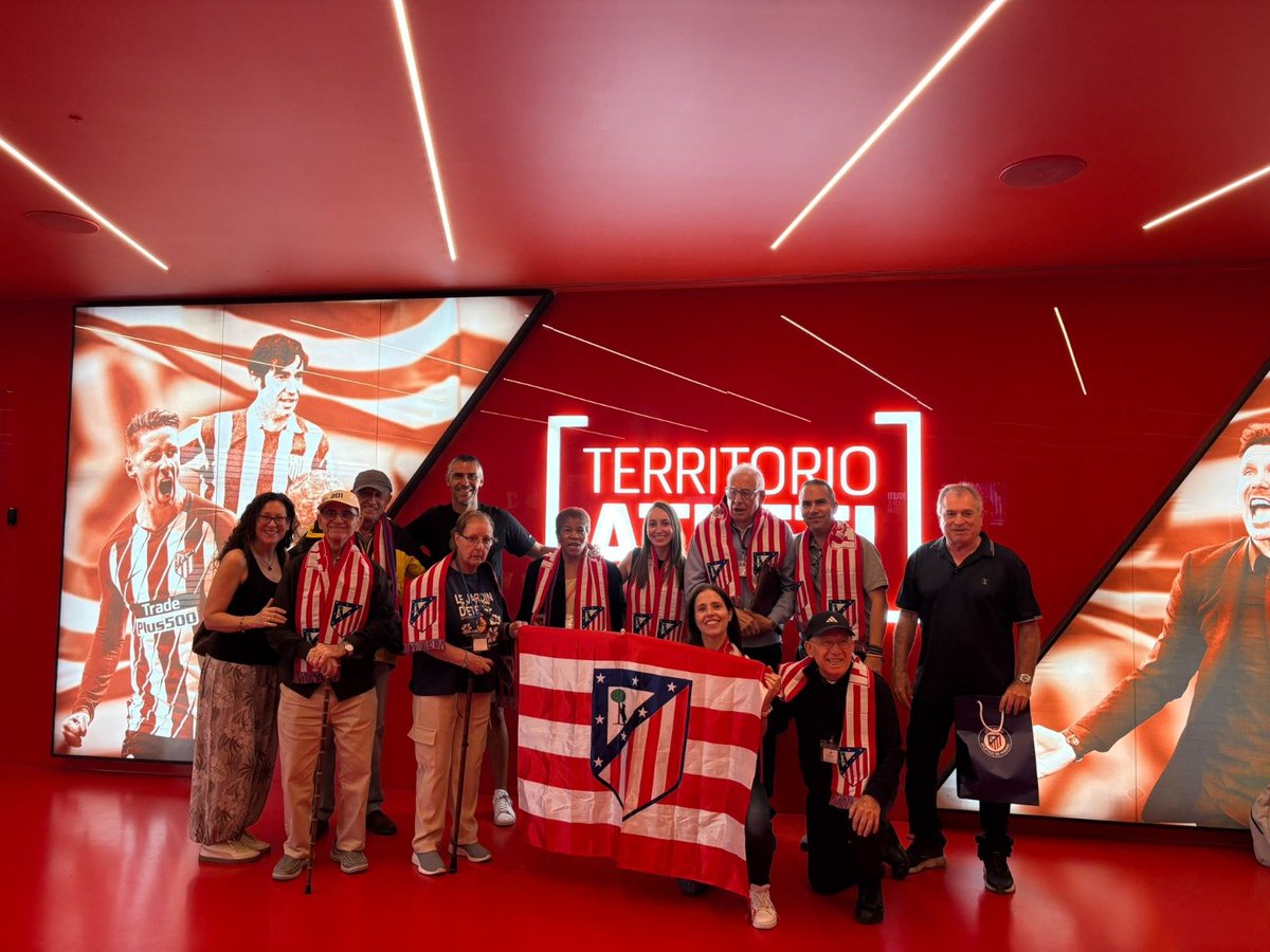 FEAFV's tweet photo. 🏟️👵👴Los participantes del #TallerFutbolReminiscencia del Centro de Día #Manava Tetúan de Madrid saltan al césped del @Metropolitano con las LEYENDAS del @Atleti

🇦🇹Una jornada inolvidable ⚽️🧠🫂

#FutbolContraElOlvido @FEAFV @FundacionLaLiga 
#SiempreFutbolistasFEAFV #Alzheimer https://t.co/rWOkeRmehg