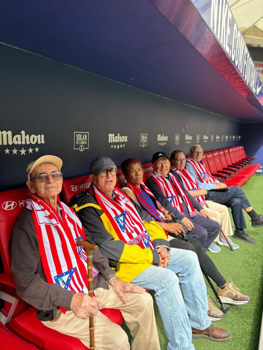 FEAFV's tweet photo. 🏟️👵👴Los participantes del #TallerFutbolReminiscencia del Centro de Día #Manava Tetúan de Madrid saltan al césped del @Metropolitano con las LEYENDAS del @Atleti

🇦🇹Una jornada inolvidable ⚽️🧠🫂

#FutbolContraElOlvido @FEAFV @FundacionLaLiga 
#SiempreFutbolistasFEAFV #Alzheimer https://t.co/rWOkeRmehg