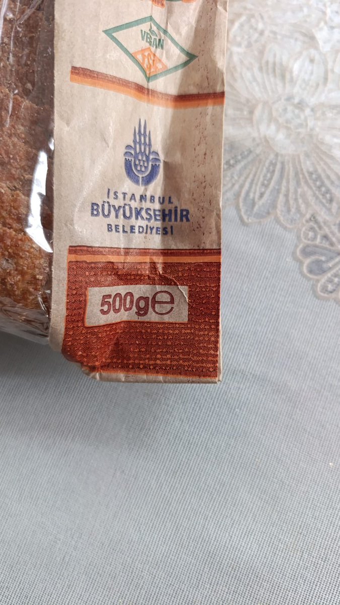 istTakipte's tweet photo. Rahmetli Kadir Topbaş döneminde bu ekmek 1.000 gramdı, fiyatı da 7 TL’ydi.

Önce 700 grama düşürüp fiyatını 30 TL’ye yükselttiler. Daha sonra 500 grama düşürüp fiyatını 70 TL yaptılar.

İstanbullular böyle böyle soyuluyor! https://t.co/XxuRik3j6K