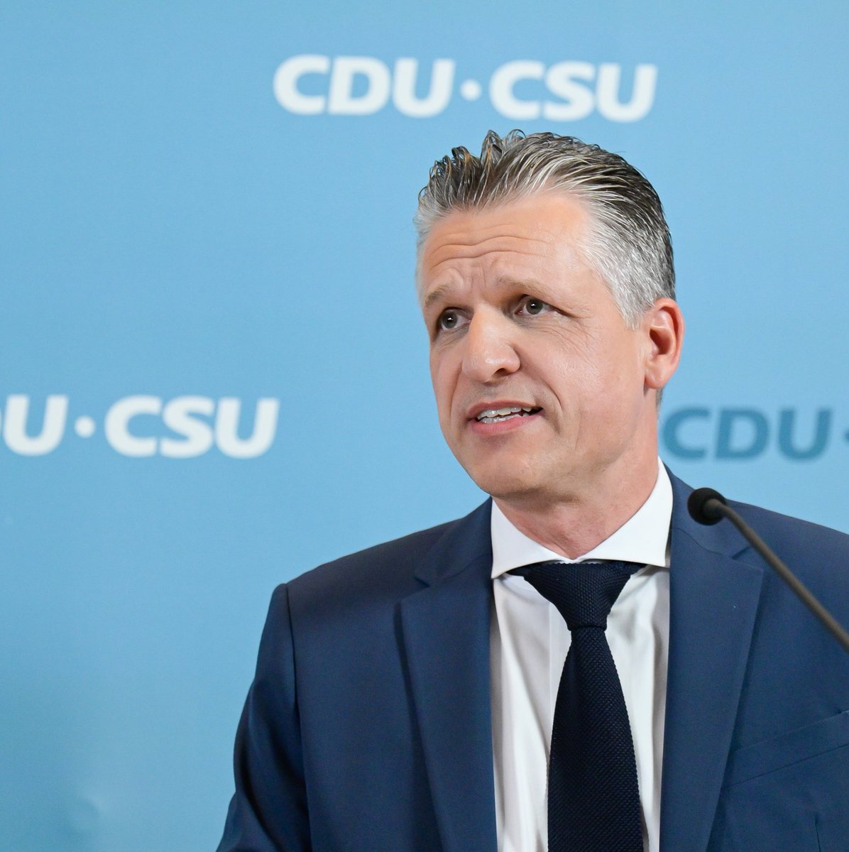 cducsubt's tweet photo. "Es ist bedrückend, wenn junge Menschen sagen, dass sich aus ihrer Sicht die Koordinaten des Sagbaren in Deutschland verschoben haben.
Wenn sie #Angst haben, in #Schulen oder staatlichen #Universitäten, ihre Religionszugehörigkeit zu offenbaren", sagt @thorsten_frei am Tag vor dem 7. Oktober, drei Jahre nach dem Angriff der #Hamas auf #Israel.