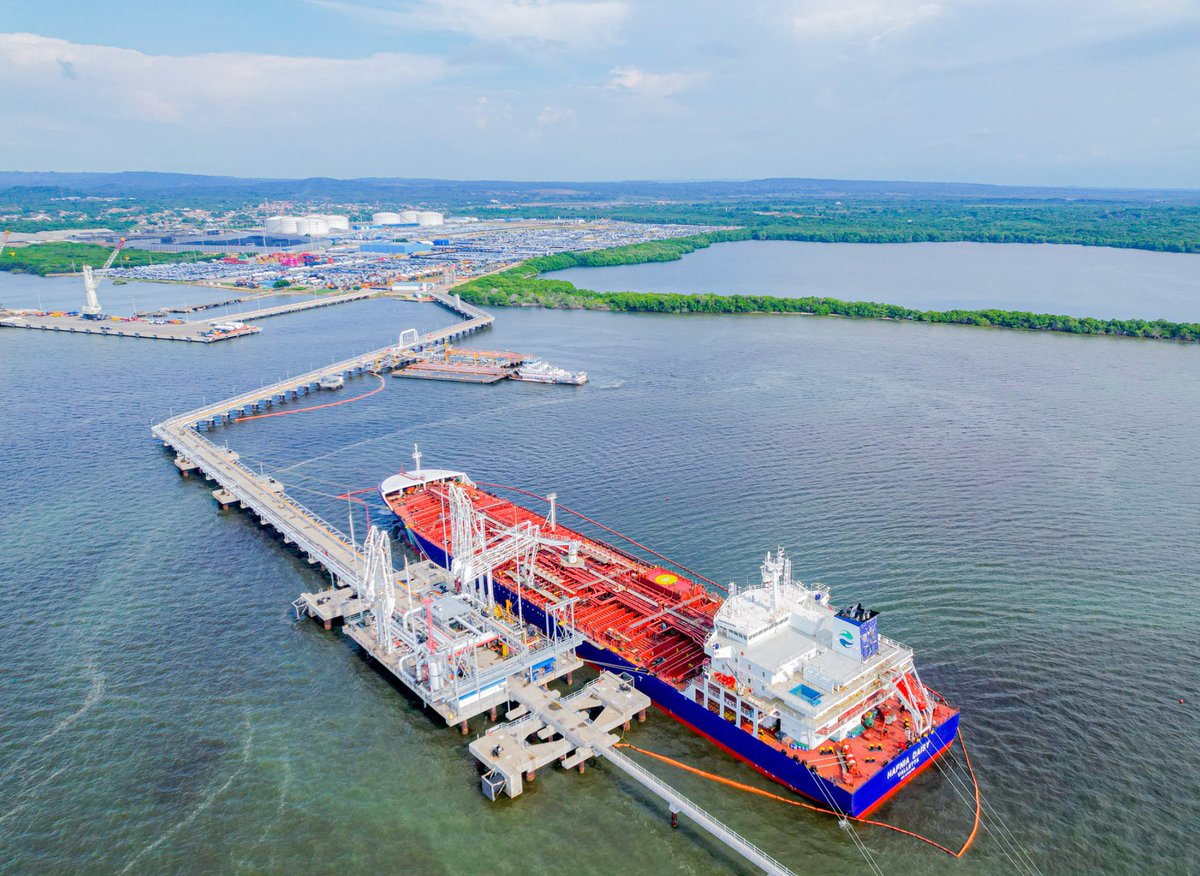 SergioCabrales's tweet photo. Puerto Bahía recibe 328 mil barriles de diésel para reforzar el respaldo térmico y la seguridad energética de Colombia

Puerto Bahía recibió 328 mil barriles de diésel, reactivando, después de cerca de una década, su capacidad para recibir, almacenar y despachar este combustible destinado, entre otros usos, al respaldo de la generación térmica.

La terminal cuenta con un tanque de 334 mil barriles y una capacidad de despacho de hasta 20 mil barriles diarios, integrando en una misma plataforma la recepción marítima, el almacenamiento, la marcación y la distribución del combustible.

Esta infraestructura amplía la capacidad logística del país para atender escenarios de menor generación hidroeléctrica, en los que la disponibilidad oportuna de combustibles líquidos para las plantas térmicas resulta crítica para preservar la confiabilidad del sistema eléctrico.

Para el verano 2026-2027, las plantas térmicas consideradas requieren alrededor de 34.039 barriles de combustibles líquidos por día para respaldar su Oferta de Energía Firme (OEF): Termosierra CC, con una OEF de 7,37 GWh-día y un requerimiento estimado de 9.192 barriles/día; Termovalle CC, con 5,50 GWh-día y 6.624 barriles/día; Termocentro CC, con 5,05 GWh-día y 6.562 barriles/día; Termoemcali CC, con 4,81 GWh-día y 5.959 barriles/día; Termonorte, con 1,90 GWh-día y 2.608 barriles/día; y Termodorada 1, con 0,87 GWh-día y 1.573 barriles/día.*
