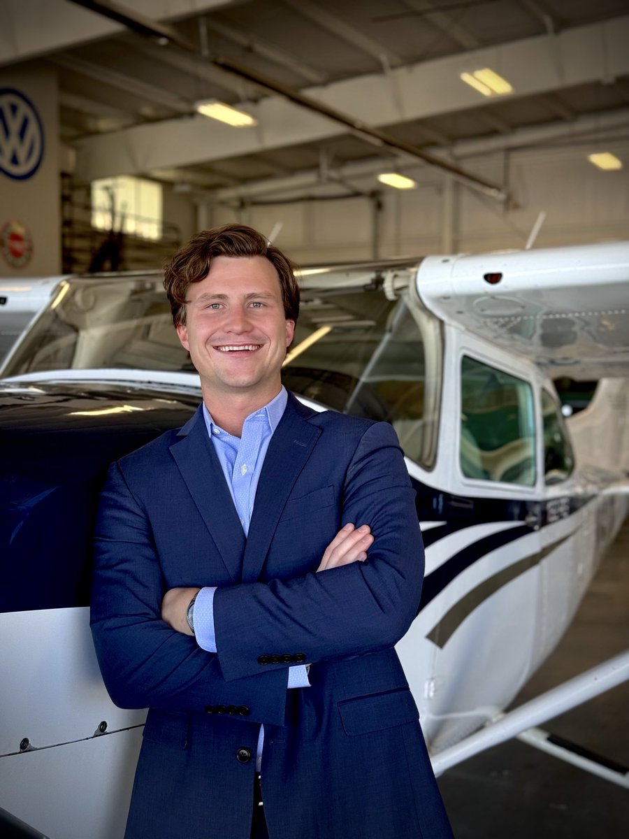 thepilotpicasso's tweet photo. Figured it was time to put a face to the art. 🎨✈️ Hi, I’m Benjamin, and I’m the Pilot Picasso! #FaceReveal
.
.
. (Follow @thepilotpicasso for more sky art!!)
.
.
#aviation #pilotlife #pilotpicasso #skyart https://t.co/awJE0FzDui