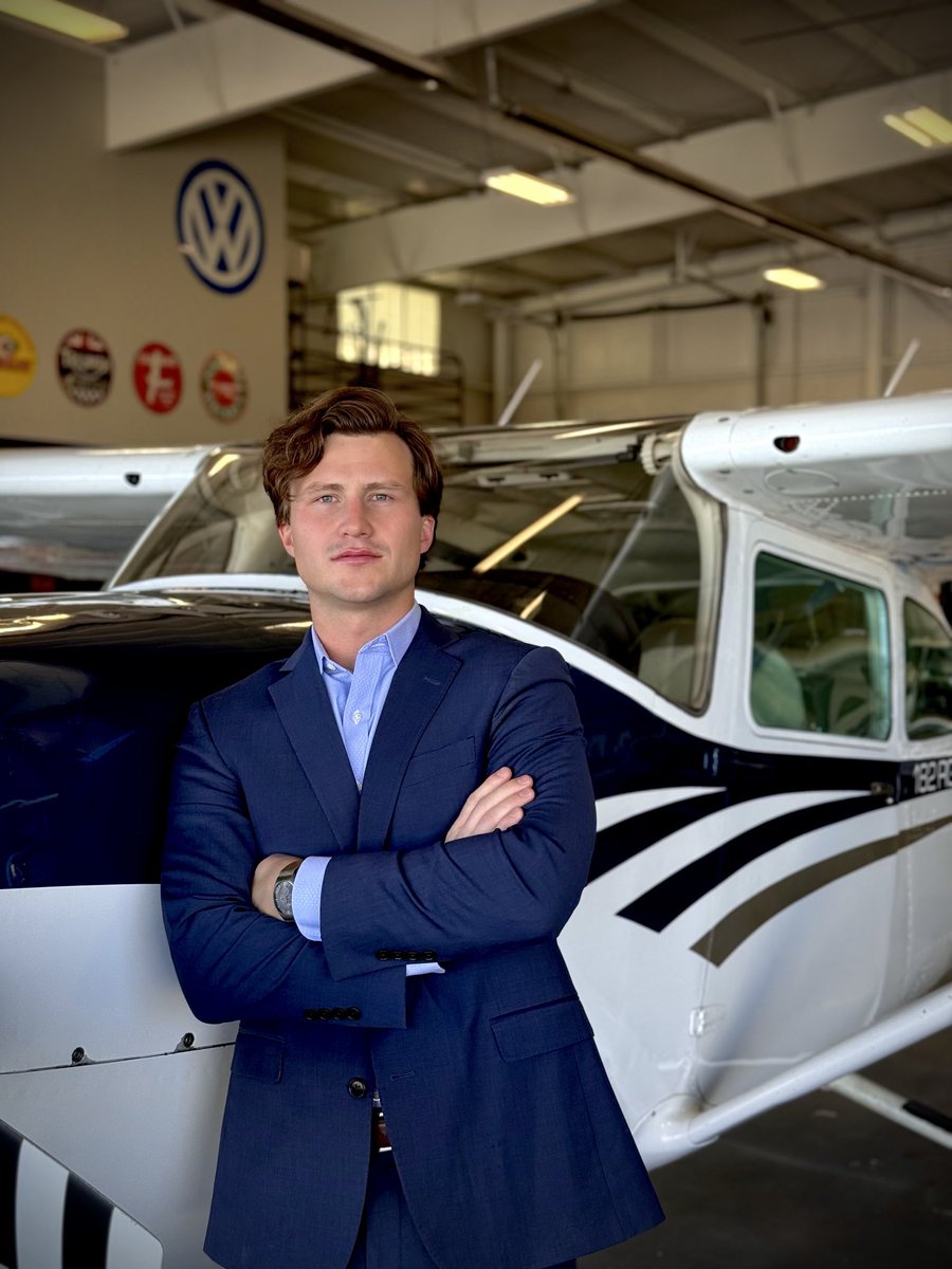 thepilotpicasso's tweet photo. Figured it was time to put a face to the art. 🎨✈️ Hi, I’m Benjamin, and I’m the Pilot Picasso! #FaceReveal
.
.
. (Follow @thepilotpicasso for more sky art!!)
.
.
#aviation #pilotlife #pilotpicasso #skyart https://t.co/awJE0FzDui