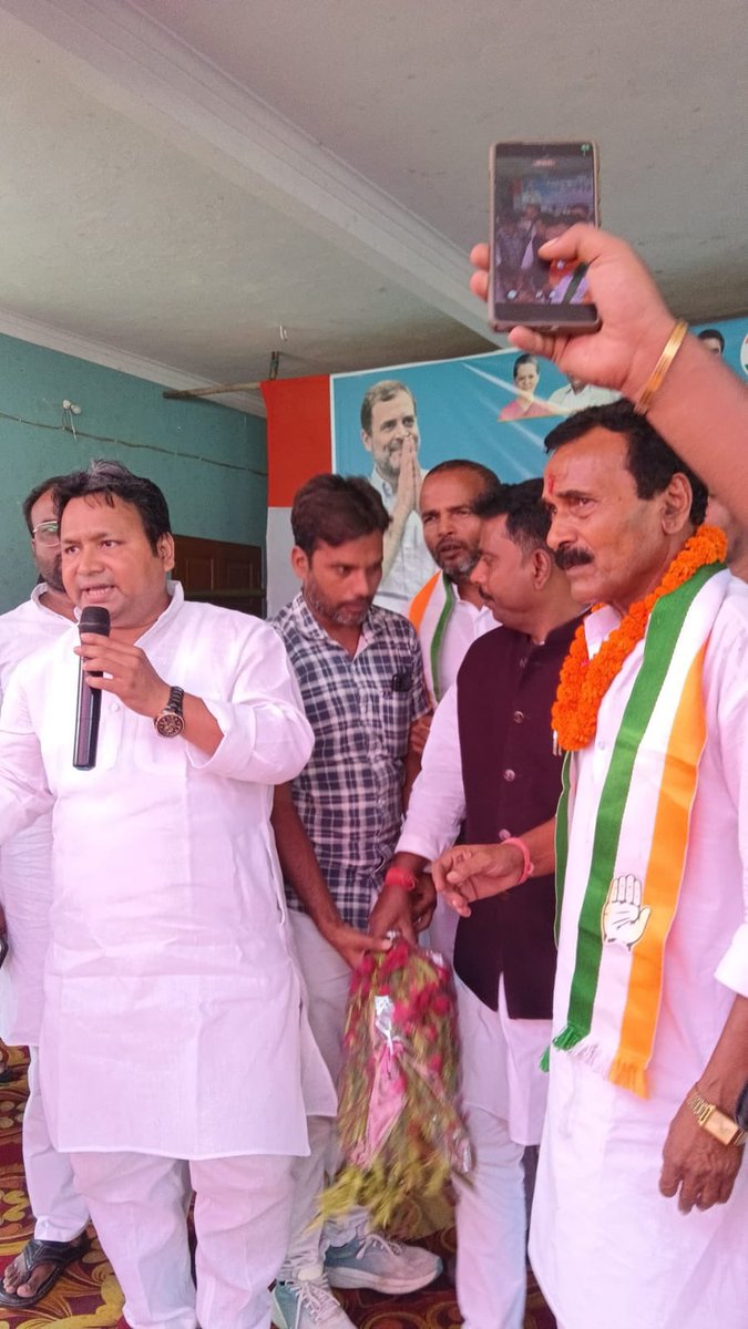 MRahmaniINC's tweet photo. पूर्णियाँ में कोशी स्नातक निर्वाचन क्षेत्र से कांग्रेस प्रत्याशी मनोज जायसवाल जी के नामांकन सह आशीर्वाद समारोह में शामिल हुआ तथा निर्वाचन पदाधिकारी कार्यालय में फारबिसगंज विधायक मनोज विश्वास जी , अररिया विधायक आबिदुर रहमान जी और किशनगंज विधायक क़मरूल्हुदा जी के साथ मौजूद रहा। https://t.co/wHrX2pe5W2