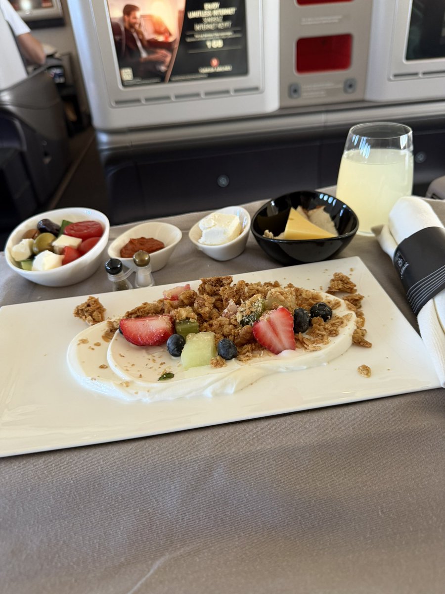 daryasysl's tweet photo. Turkish airlines business class food 🇹🇷 https://t.co/xrMf960Ckc