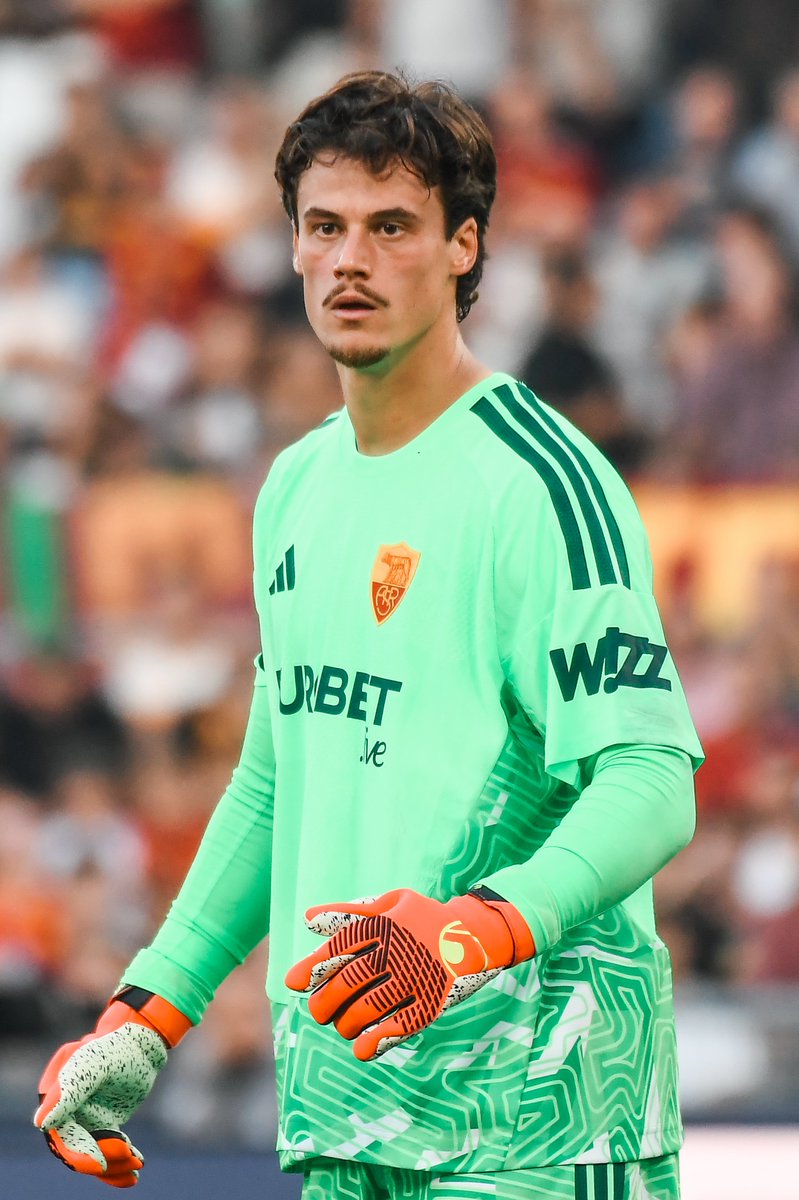 Copa90's tweet photo. He’s been named Serie A's best goalkeeper for two seasons in a row, but Roma’s Mile Svilar hasn’t played international football for over five years. 

The reason why is wild.

🧵THREAD https://t.co/JILl5s9QSP