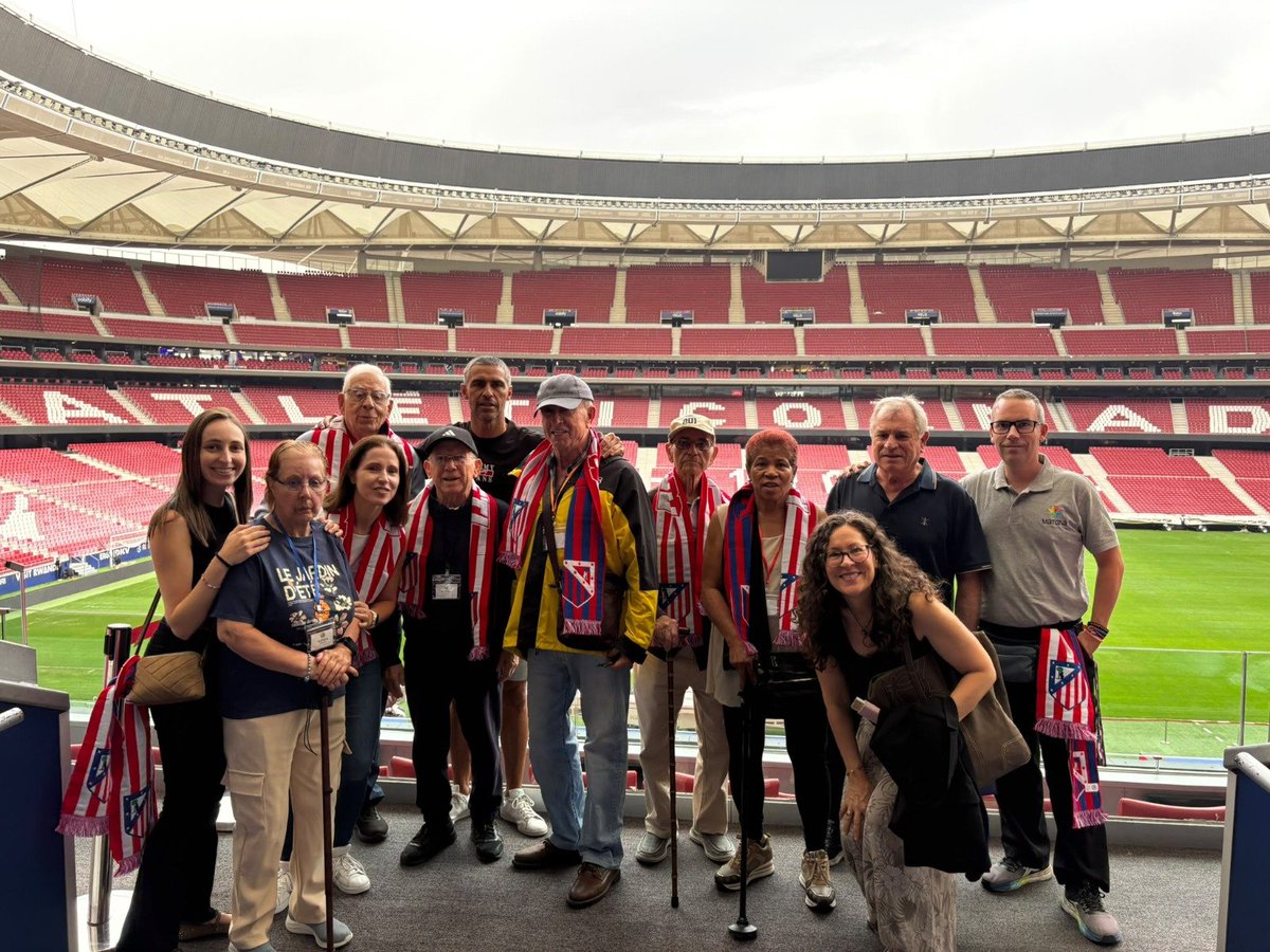FEAFV's tweet photo. 🏟️👵👴Los participantes del #TallerFutbolReminiscencia del Centro de Día #Manava Tetúan de Madrid saltan al césped del @Metropolitano con las LEYENDAS del @Atleti

🇦🇹Una jornada inolvidable ⚽️🧠🫂

#FutbolContraElOlvido @FEAFV @FundacionLaLiga 
#SiempreFutbolistasFEAFV #Alzheimer https://t.co/rWOkeRmehg