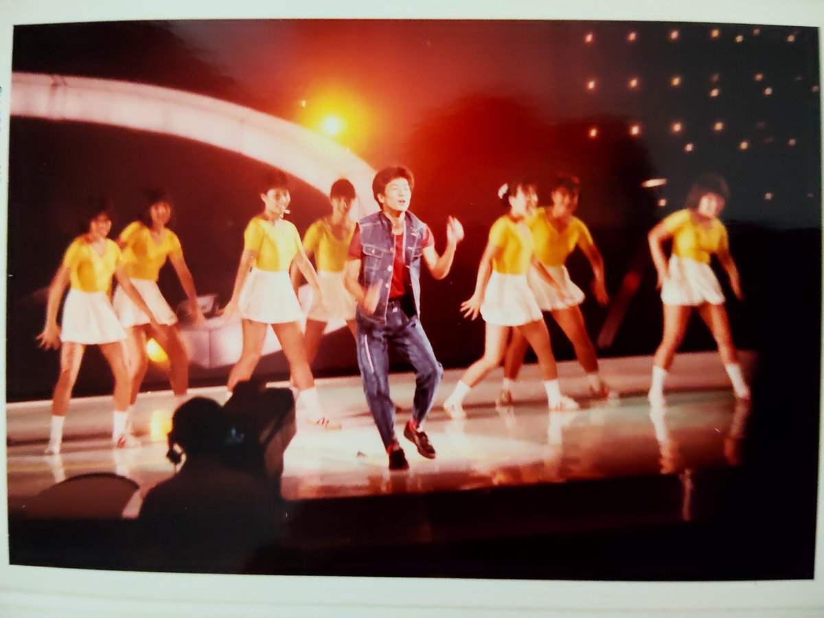 shirototomoni's tweet photo. #レッツゴーヤング

当時、観覧中の写真撮影は許容されていたので撮った写真📷️
フィルムカメラの扱いがわからず、どれもピンボケ😅
けれど、トシちゃんはどれを見てもカッコよく写っている。あのころから、エンターテイナーとしての意識が細部まで行き渡っていたのだろうな。

#うたコン https://t.co/TukTd1nb1w