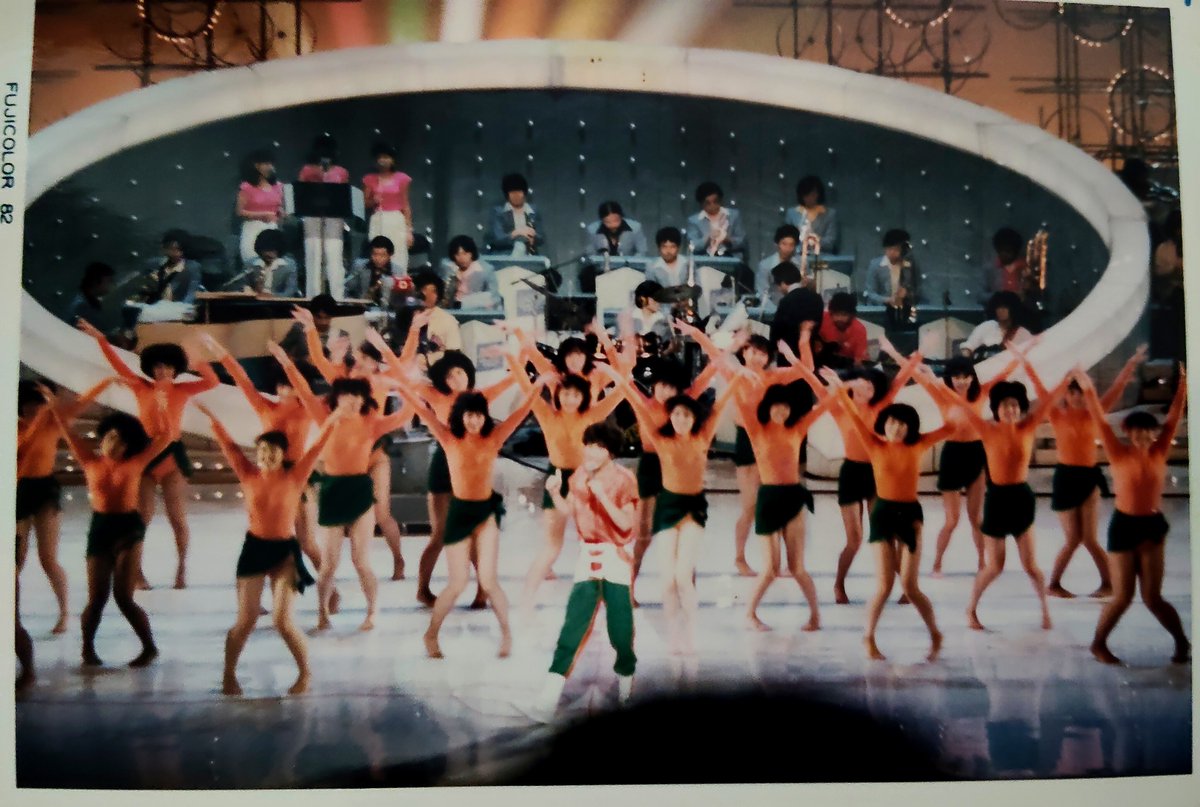 shirototomoni's tweet photo. #レッツゴーヤング

当時、観覧中の写真撮影は許容されていたので撮った写真📷️
フィルムカメラの扱いがわからず、どれもピンボケ😅
けれど、トシちゃんはどれを見てもカッコよく写っている。あのころから、エンターテイナーとしての意識が細部まで行き渡っていたのだろうな。

#うたコン https://t.co/TukTd1nb1w