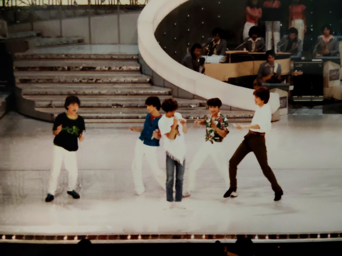 shirototomoni's tweet photo. #レッツゴーヤング

当時、観覧中の写真撮影は許容されていたので撮った写真📷️
フィルムカメラの扱いがわからず、どれもピンボケ😅
けれど、トシちゃんはどれを見てもカッコよく写っている。あのころから、エンターテイナーとしての意識が細部まで行き渡っていたのだろうな。

#うたコン https://t.co/TukTd1nb1w