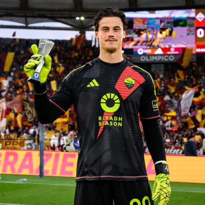 Copa90's tweet photo. He’s been named Serie A's best goalkeeper for two seasons in a row, but Roma’s Mile Svilar hasn’t played international football for over five years. 

The reason why is wild.

🧵THREAD https://t.co/JILl5s9QSP