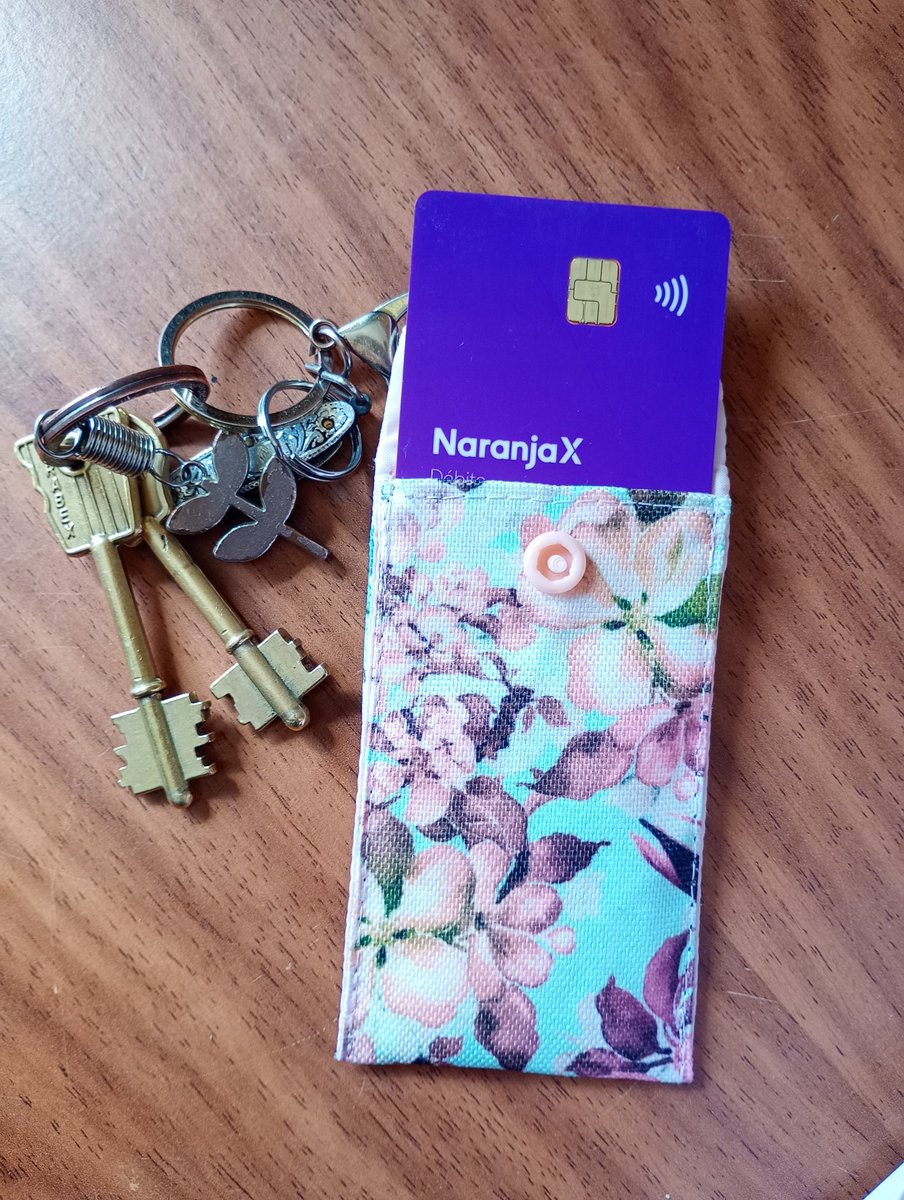 WomanDPrince's tweet photo. 💡 Me dieron la idea si podía hacer uno para llevar solo DNI, una tarjeta y un billetito…
Y acá está! 😍
🔑 Porta DNI/tarjeta con llavero, para llevar lo imprescindible sin cartera y sin tener nada en las manos
Qué les parece?

https://t.co/Pj1LgSN1cD https://t.co/26CsIlXqra