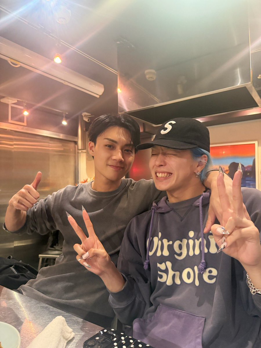 tjbb_'s tweet photo. 先日ケンスケと乾杯できました🍻

中学生の頃から知ってるから、
少し不思議な感覚です。

一緒にショッピングモールで
パフォーマンスしてたあの頃から、

今ではNEO EXILEの戦友です。

NEO盛り上げてこうな🔥

年末も最高のライブに🔥

YUHI

https://t.co/wgLXQQkjkk

@_KID_PHENOMENON 
#TJBB #THEJETBOYBANGERZ