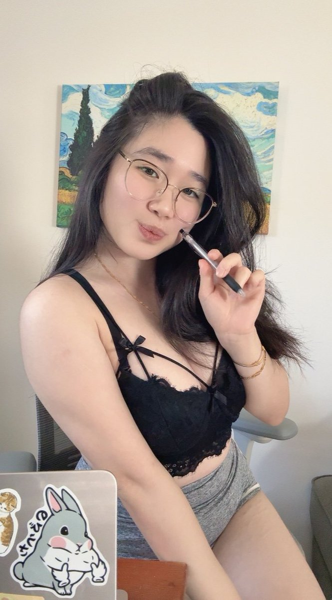 Cindystee2's tweet photo. who’s happy to see me? 😘 https://t.co/bD8NysoaBt